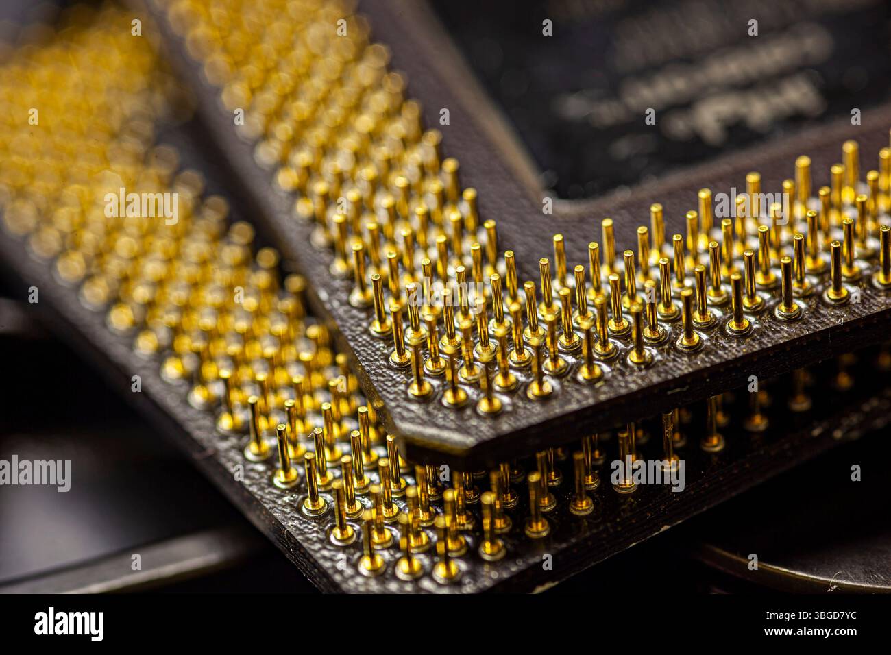 Mailand, Italien 1. Januar 2025: CPU-Pins, die komplexe Schaltkreise verbinden, heben die fortschrittliche Computertechnologie hervor Stockfoto