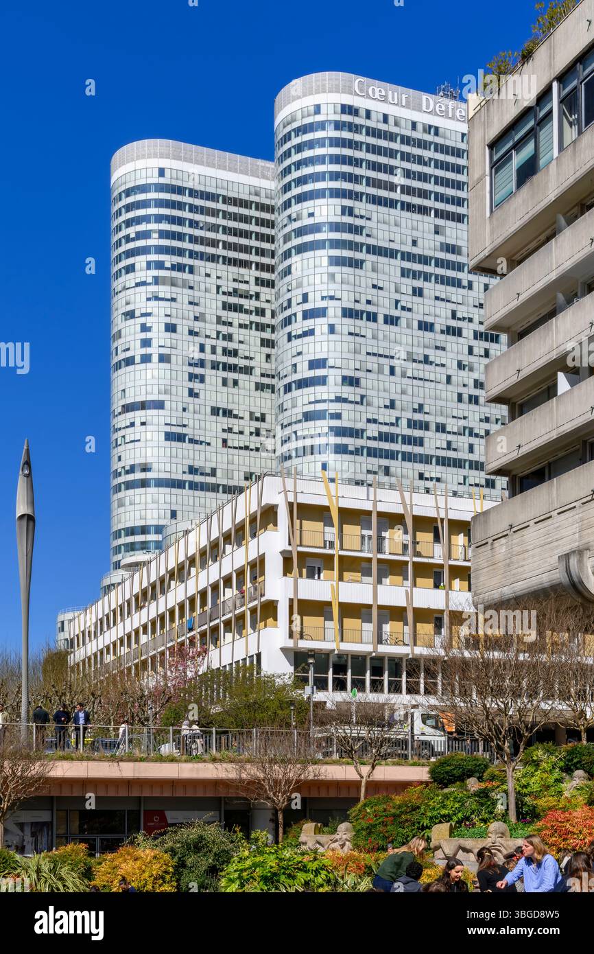 Wolkenkratzer Cœur Défense in La Défense. Baujahr 2001. Zwei miteinander verbundene Hauptgebäude plus weitere kleinere Gebäude - jedes Gebäude hat gekrümmte Enden. Stockfoto