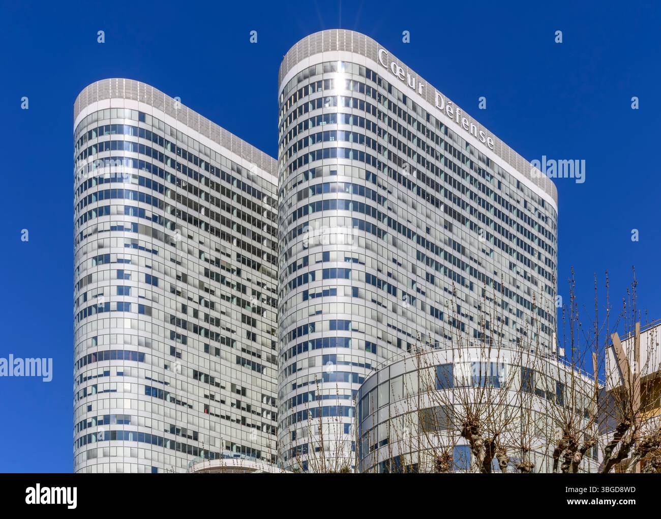 Wolkenkratzer Cœur Défense in La Défense. Baujahr 2001. Zwei miteinander verbundene Hauptgebäude plus weitere kleinere Gebäude - jedes Gebäude hat gekrümmte Enden. Stockfoto
