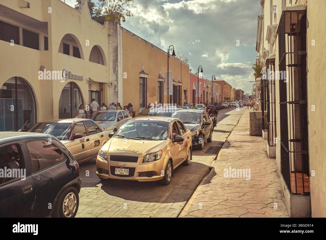 Valladolid, Mexiko 1. Januar 2025: Gelbe Taxis stehen an einem sonnigen Tag in valladolid, mexiko, mit farbenfrohen Kolonialgebäuden an der Straße Stockfoto
