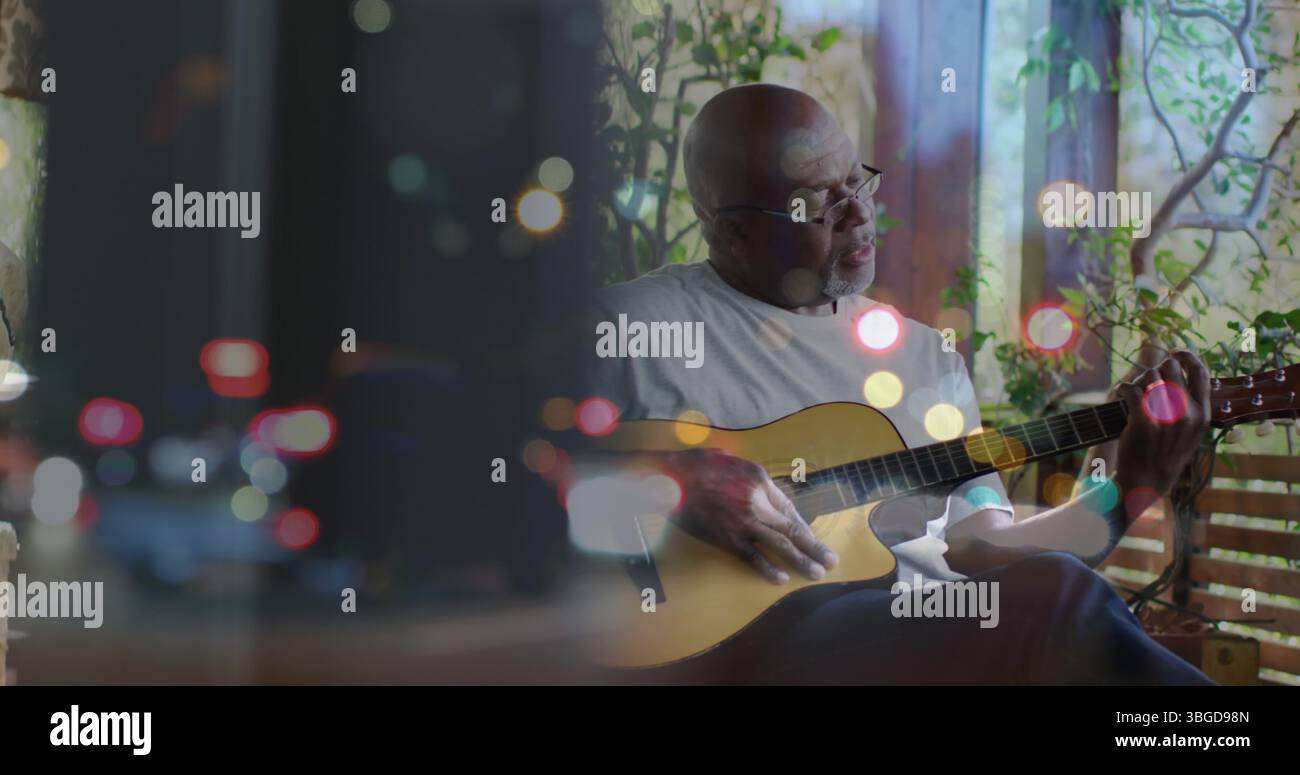 Bild von leuchtenden Lichtern über älteren afrikanischen Männern, die Gitarre spielen Stockfoto