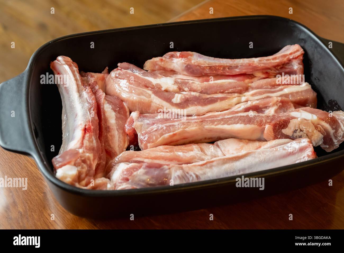 Rohe Schweinerippchen in der Bratpfanne Stockfoto