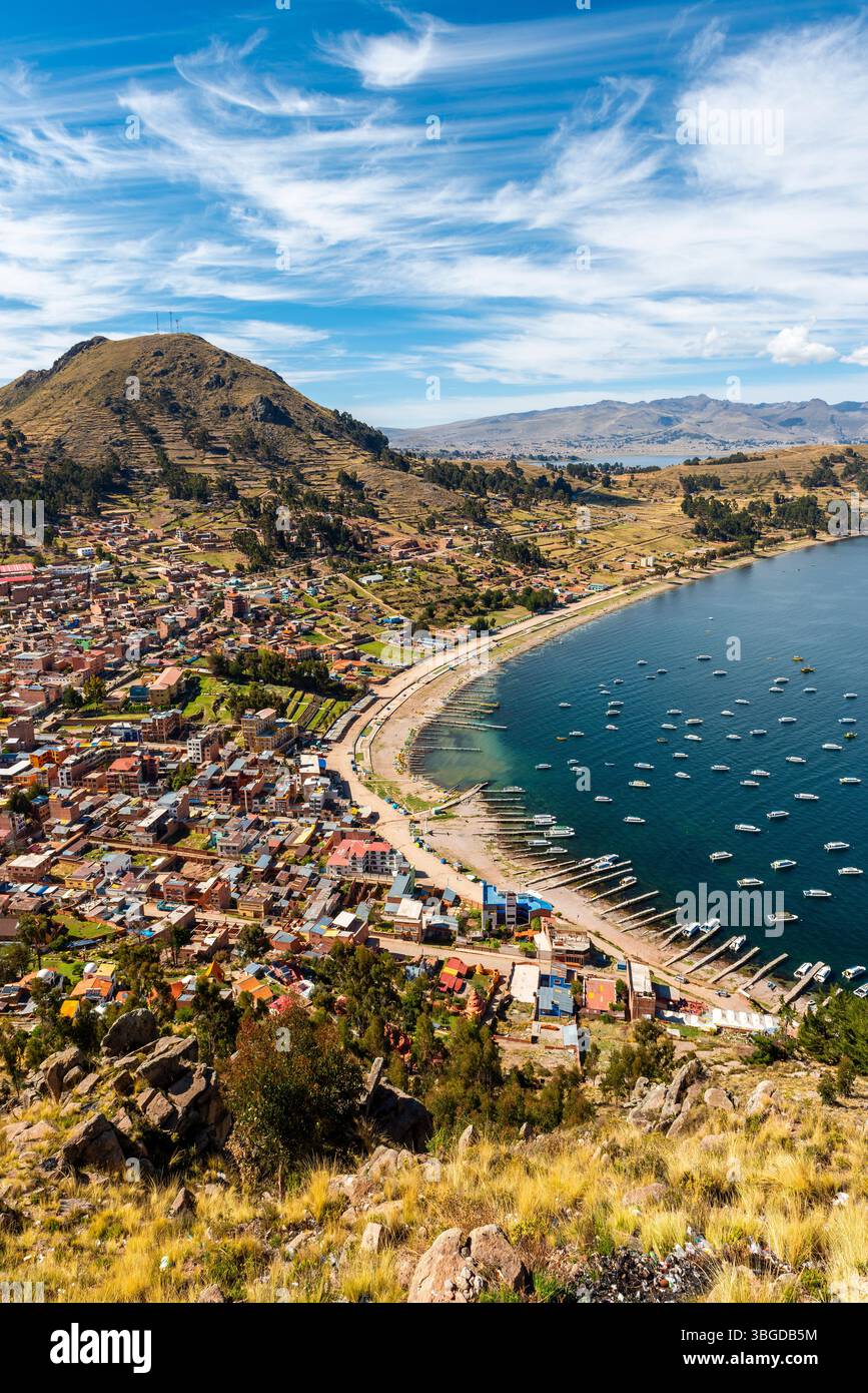 Vertikale Stadtlandschaft der Stadt Copacabana am Titicaca-See, Bolivien. Stockfoto