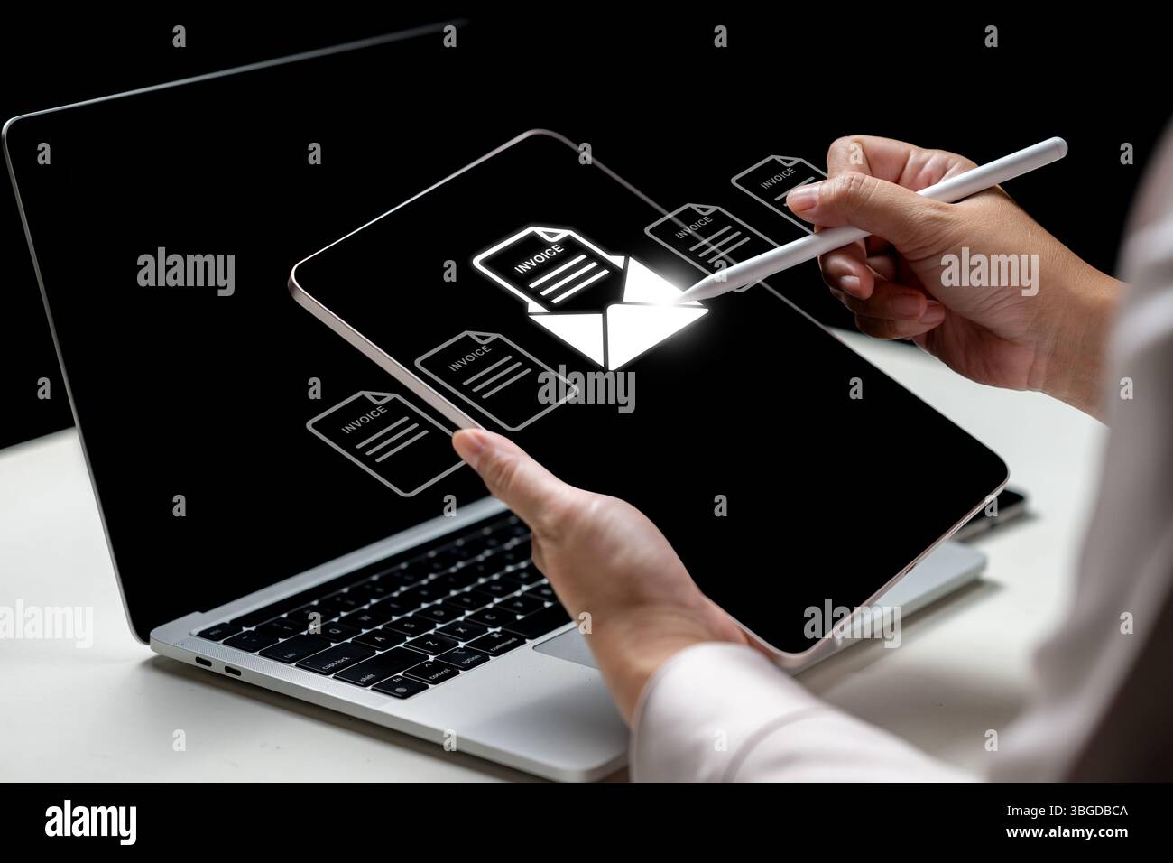 Geschäftsfrau, die ein Tablet mit einem Symbol für Rechnung und E-Mail verwendet. Laptop auf dem Tisch. Technologische Innovation auf einem virtuellen Bildschirm. Konzept von E-INVOICE und o Stockfoto