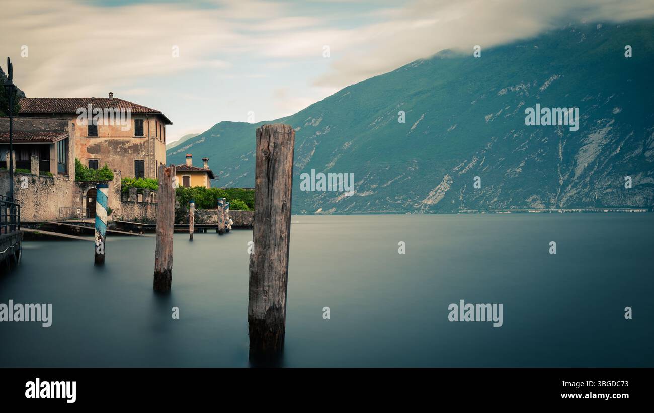 Ein Langzeitfoto von einem alten Gebäude am Rande des Gardasees. Stockfoto