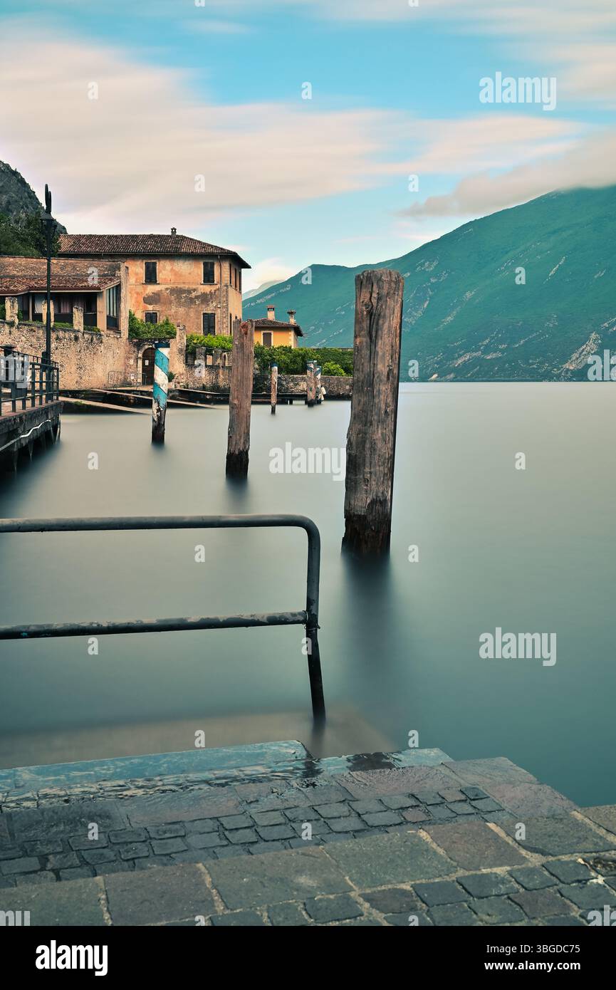 Ein Langzeitfoto von einem alten Gebäude am Rande des Gardasees. Stockfoto