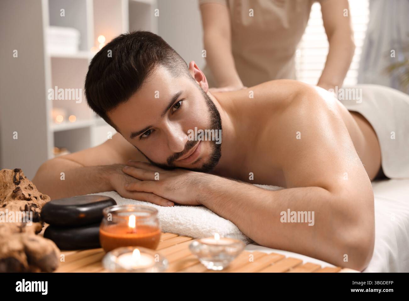 Mann, der eine entspannende Massage im Spa-Salon erhält Stockfoto