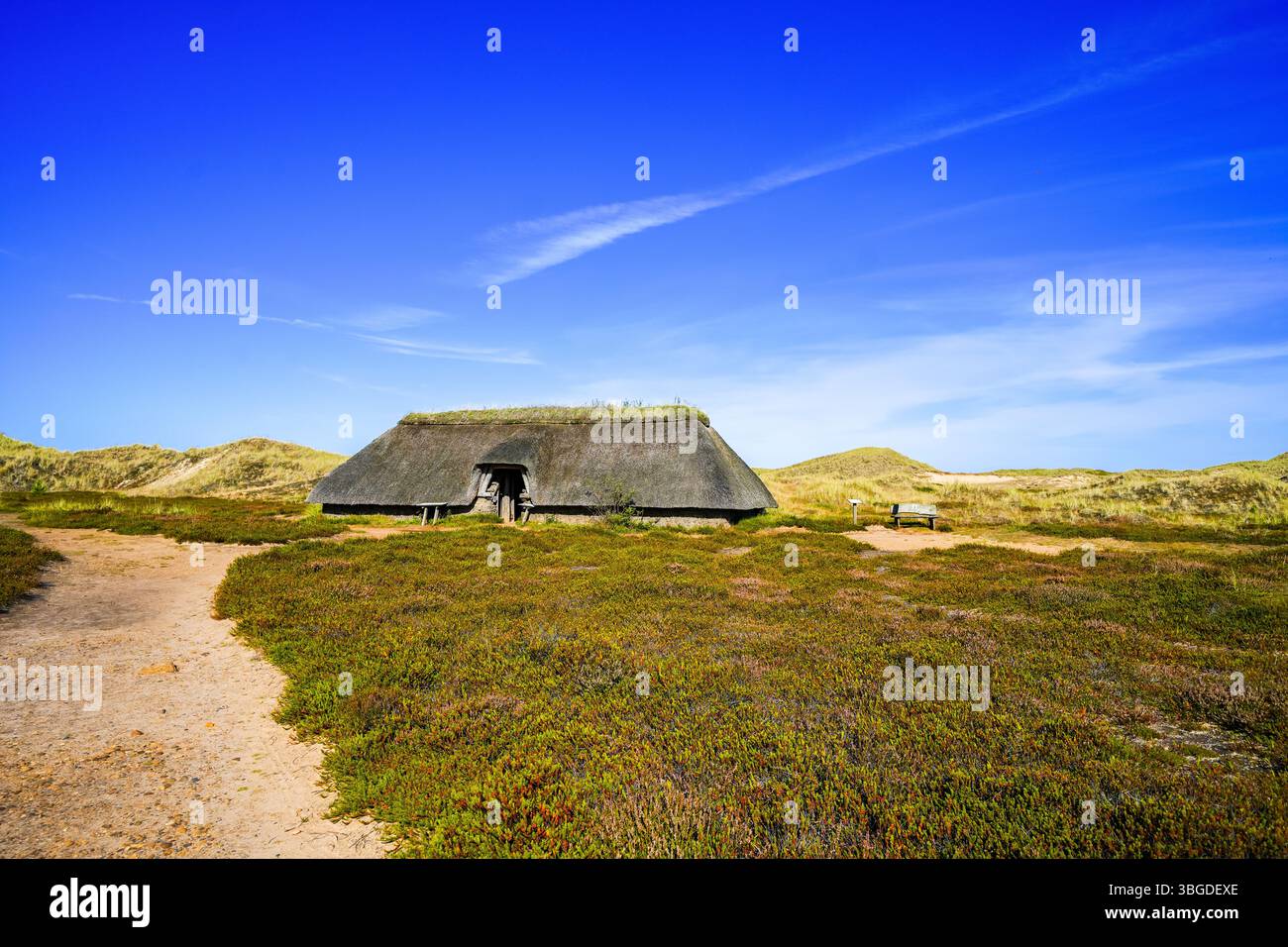 Landschaft mit Blick auf ein eisenzeitliches Haus auf der nordfriesischen Insel Amrum. Stockfoto