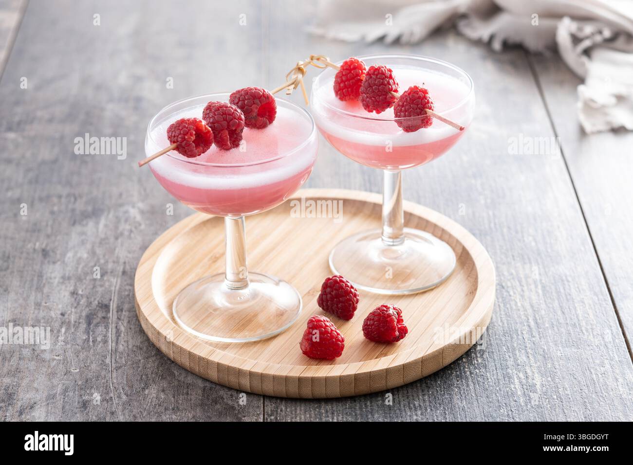 Eleganter französischer Martini-Cocktail auf Holztisch Stockfoto