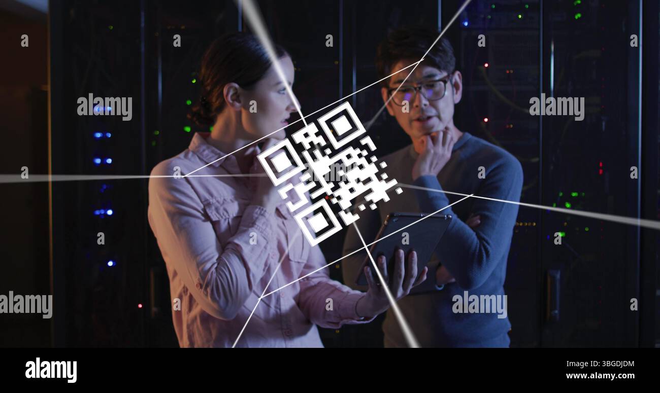 Bild der digitalen Datenverarbeitung und des qr-Codes über zwei verschiedene Serverraummitarbeiter Stockfoto