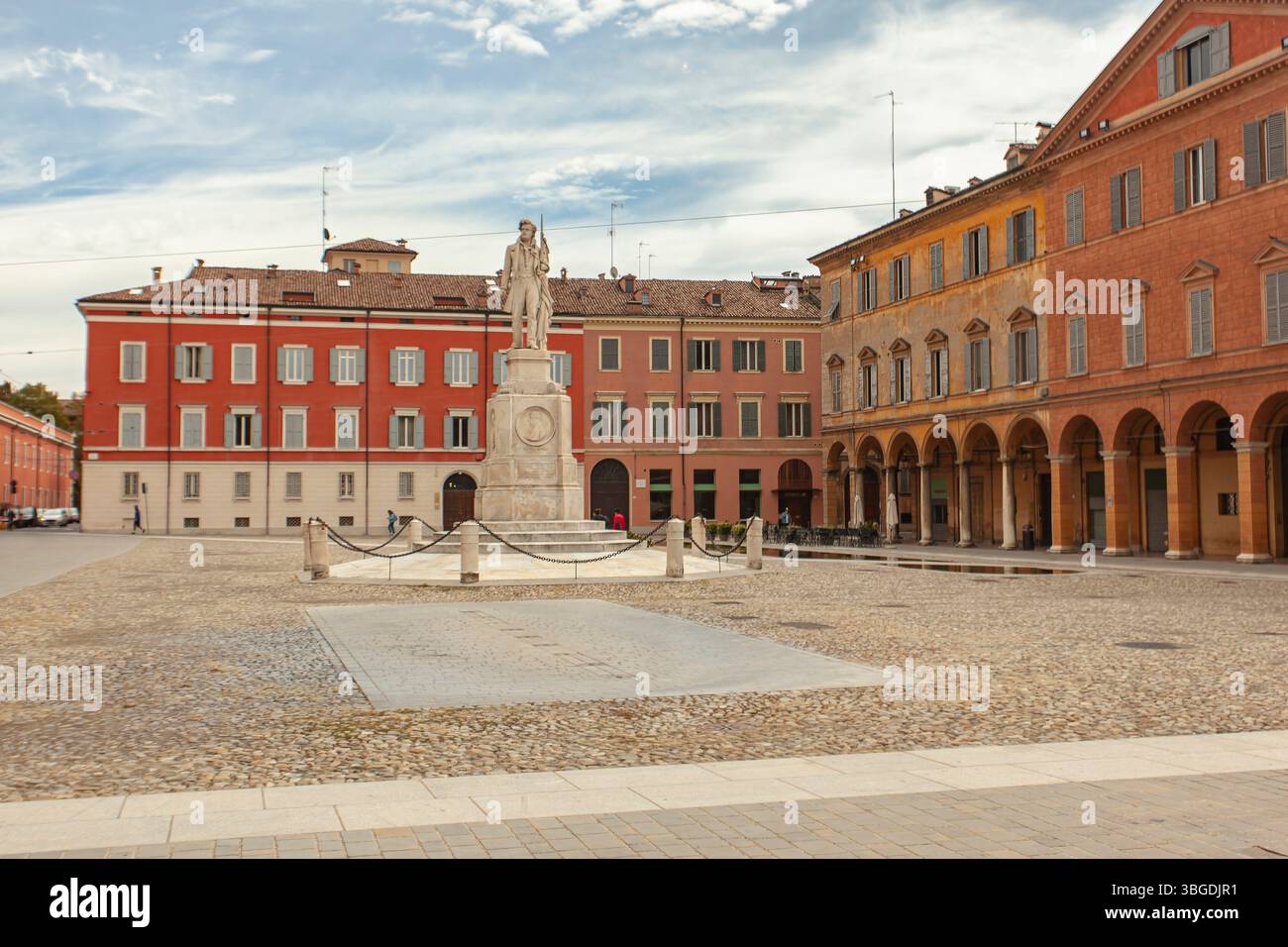 Modena, Italien 1. Januar 2025: Malerischer Blick auf die piazza roma mit der Statue des ciro menotti und farbenfrohen Gebäuden in der charmanten Stadt modena, emilia Stockfoto