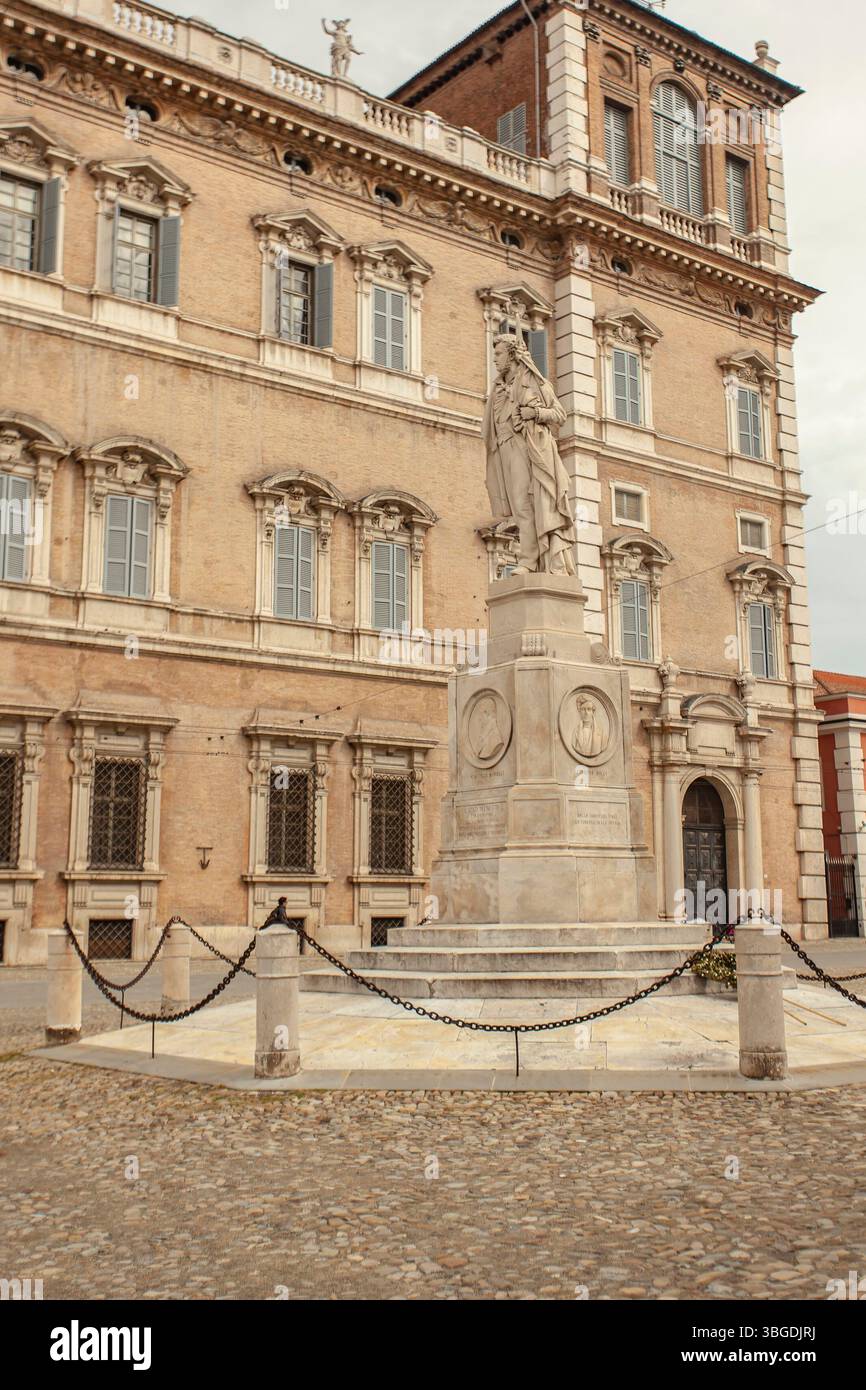 Modena, Italien 1. Januar 2025: Steinstatue des ciro menotti, italienischer Patriot, auf der piazza roma, vor dem herzoglichen Palast von modena Stockfoto