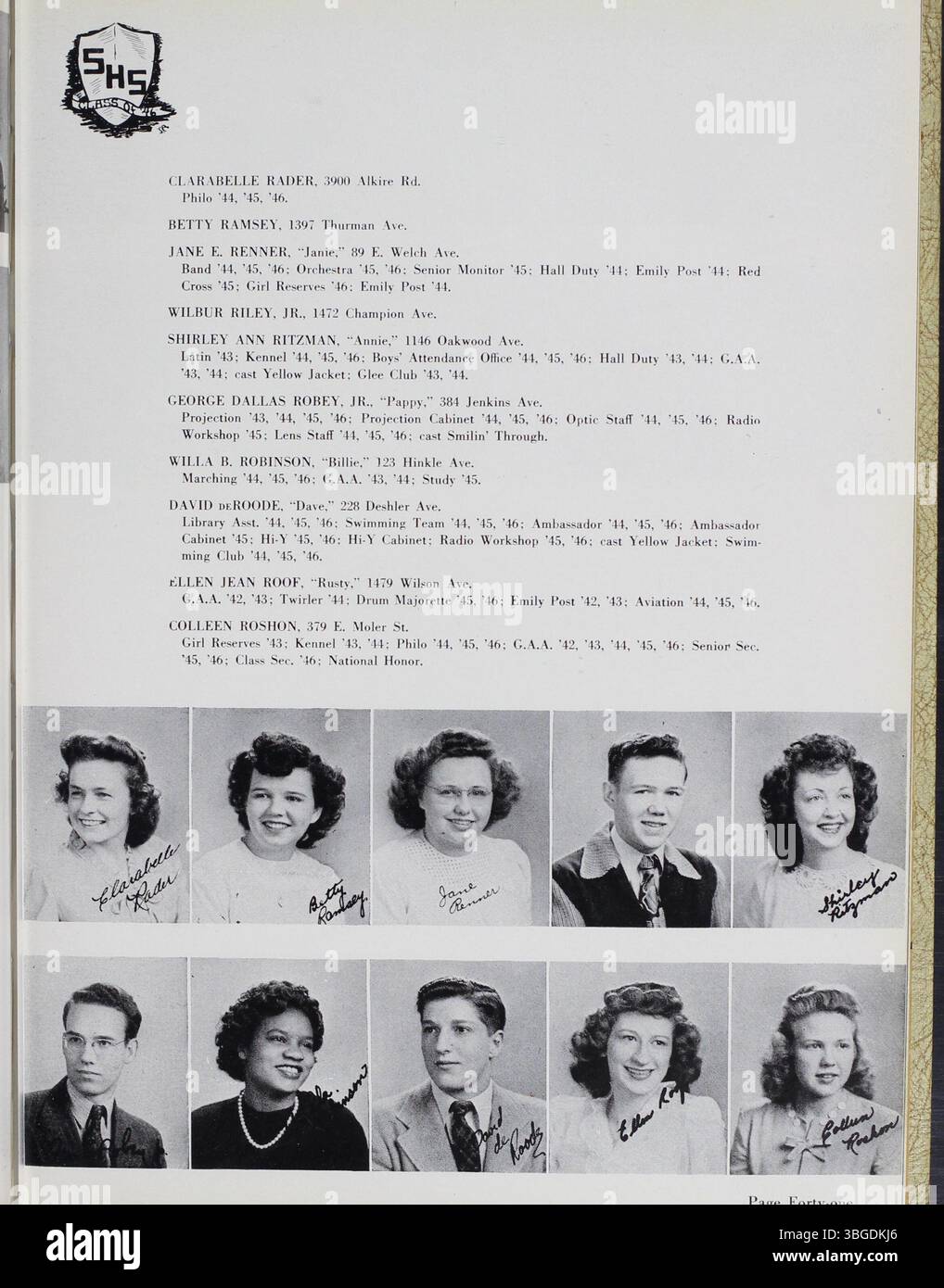 Das Jahrbuch 1946 der South High School mit dem Titel „The Lens“ beleuchtet die wichtigsten Momente in der Entwicklung der Schule. Die South High in Columbus, Ohio, an der 1160 Ann Street, hatte mehrere Gebäude, angefangen von der Ohio Avenue Elementary Site bis zur South High School 1924. Das Jahrbuch reflektiert die kulturelle und pädagogische Bedeutung der Schule in der Gemeinschaft und ihre kontinuierliche Transformation. Stockfoto Das Jahrbuch 1946 der South High School mit dem Titel „The Lens“ beleuchtet die wichtigsten Momente in der Entwicklung der Schule. Die South High in Columbus, Ohio, an der 1160 Ann Street, hatte mehrere Gebäude, angefangen von der Ohio Avenue Elementary Site bis zur South High School 1924. Das Jahrbuch reflektiert die kulturelle und pädagogische Bedeutung der Schule in der Gemeinschaft und ihre kontinuierliche Transformation. Stockfoto