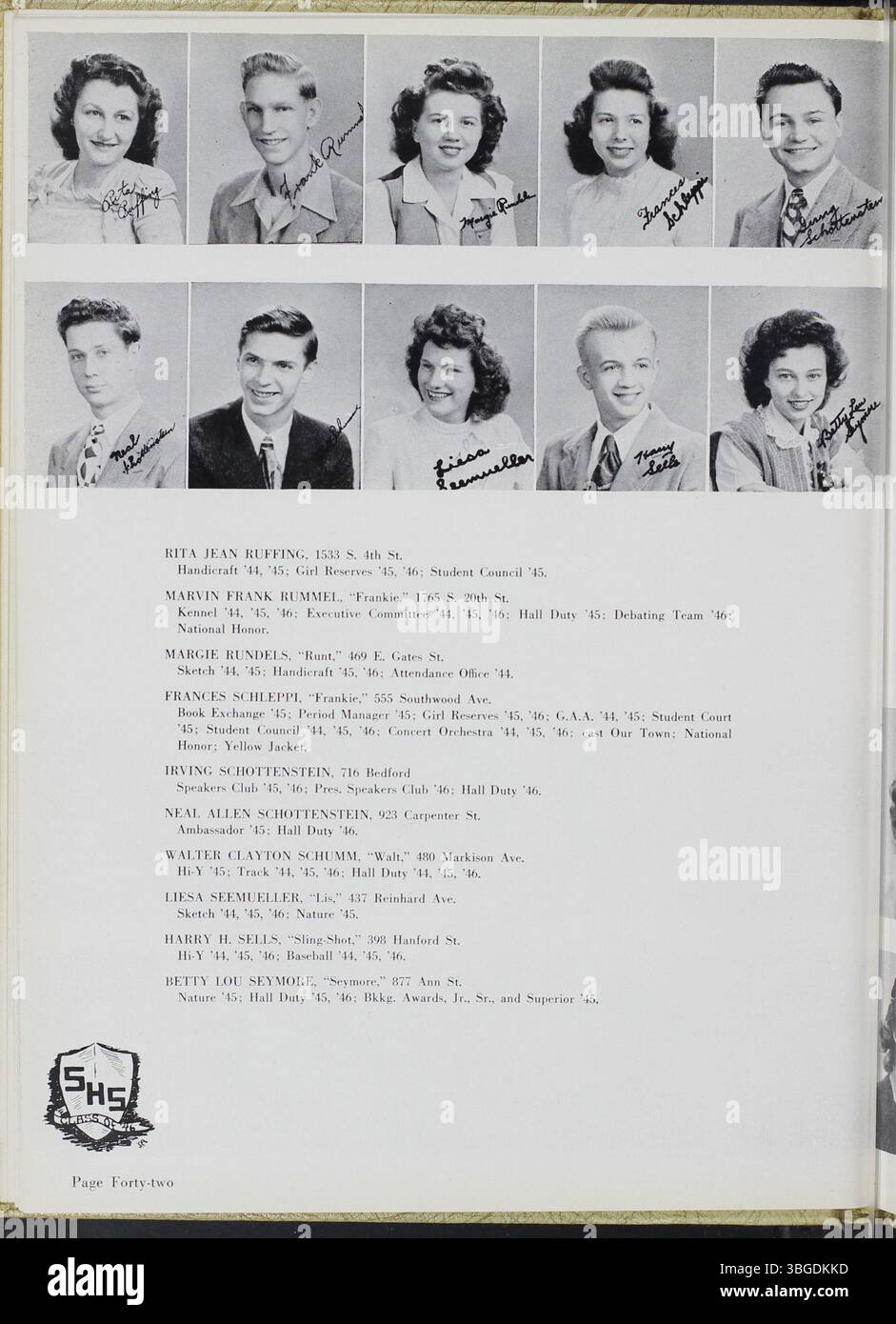 Diese Seite aus dem Jahrbuch „The Lens“ der South High School 1946 zeigt das Leben der Schüler und Meilensteine in der Geschichte der Schule. Die Schule befindet sich an der Ann Street in Columbus, Ohio, und besetzte mehrere Gebäude, bevor sie sich in ihrem Gebäude von 1924 niederließ. Der Umbau der South High ist durch den Übergang zum Barrett-Gebäude und spätere Renovierung gekennzeichnet. Das Jahrbuch bietet einen Einblick in die kulturellen und pädagogischen Aspekte der South High School. Stockfoto Diese Seite aus dem Jahrbuch „The Lens“ der South High School 1946 zeigt das Leben der Schüler und Meilensteine in der Geschichte der Schule. Die Schule befindet sich an der Ann Street in Columbus, Ohio, und besetzte mehrere Gebäude, bevor sie sich in ihrem Gebäude von 1924 niederließ. Der Umbau der South High ist durch den Übergang zum Barrett-Gebäude und spätere Renovierung gekennzeichnet. Das Jahrbuch bietet einen Einblick in die kulturellen und pädagogischen Aspekte der South High School. Stockfoto