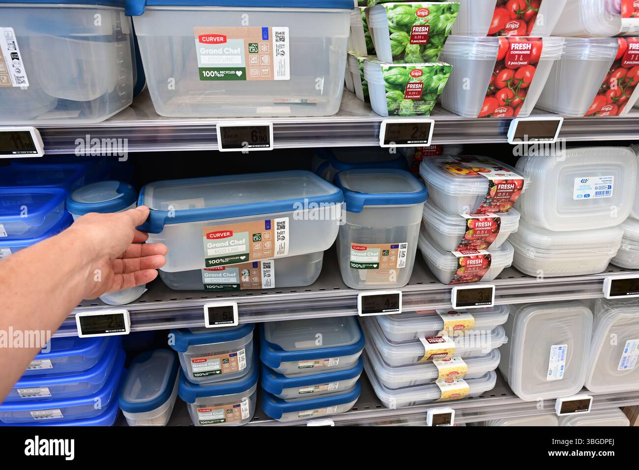 Sortiment an Kunststoffboxen in einem Lebensmittelgeschäft Stockfoto