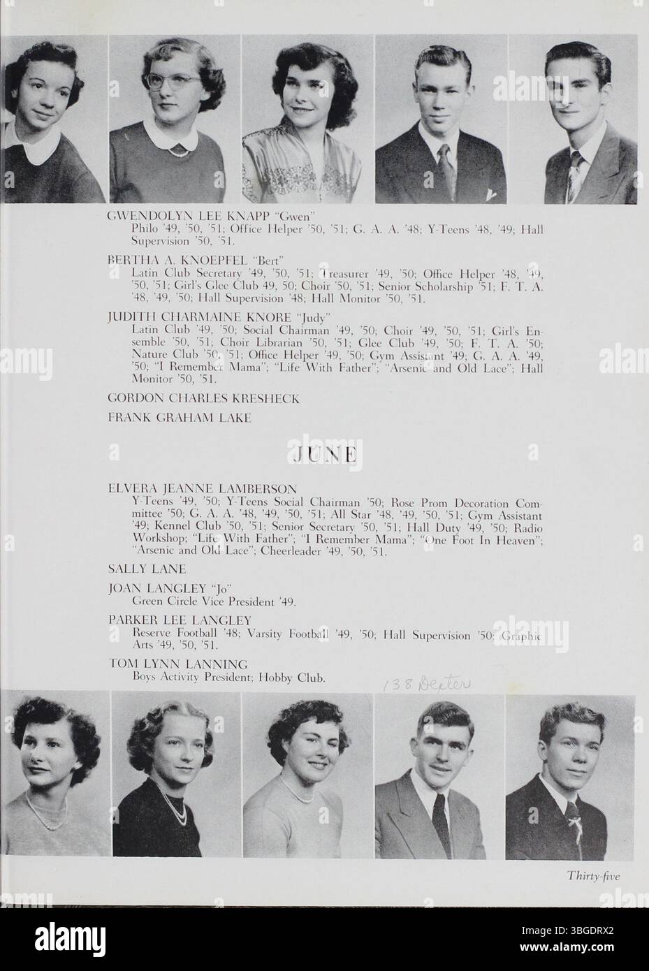 Das Jahrbuch der South High School 1951, „The Lens“, erinnert an die vier Standorte der Schule und ihre Entwicklung im Laufe der Jahre. Von der frühen Nutzung der Ohio Avenue Elementary School bis zum Umzug in die 1160 Ann Street im Jahr 1924 zeigt das Jahrbuch die wichtigen Meilensteine und Momente der Schule während ihrer langen Geschichte, einschließlich der Schließung und Wiedereröffnung von Gebäuden. Stockfoto