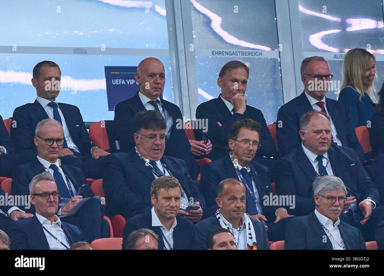 Obere Reihe: Alexander Ceferin, Bernd Neuendorf, DFB-Präsident des Deutschen Fußballverbandes, Hans-Joachim Watzke, Geschäftsführer des BVB, Mitglied DFB-Präsidium, DFB-Vizepräsident, Karl-Heinz Rummenigge (Mitglied Aufsichtsrat FCB AG), zweite Reihe: Giorgio Marchetti, Theodore Theodoridis, Zoran Lakovic, Martin Kallen im HALBFINALSPIEL 2025 der UEFA Nations League 2025 DEUTSCHLAND - PORTUGAL 1-2 in der Saison in München, DEUTSCHLAND - PORTUGAL, 4. Juni 2024/2025. Fotograf: ddp-Bilder/Sternbilder Stockfoto