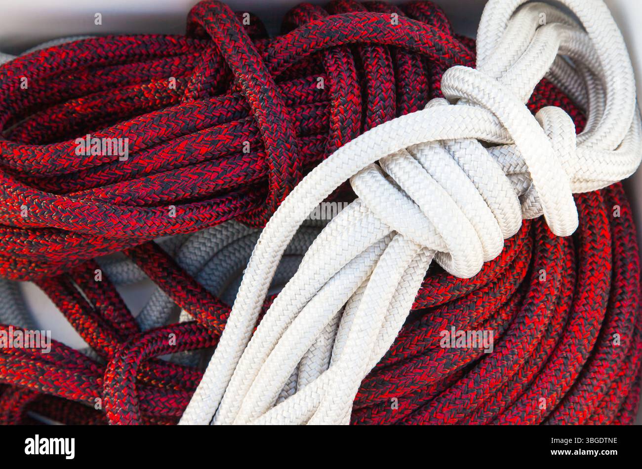 Mehrfarbiges Seil auf einem Segelboot aus der Nähe. Stockfoto
