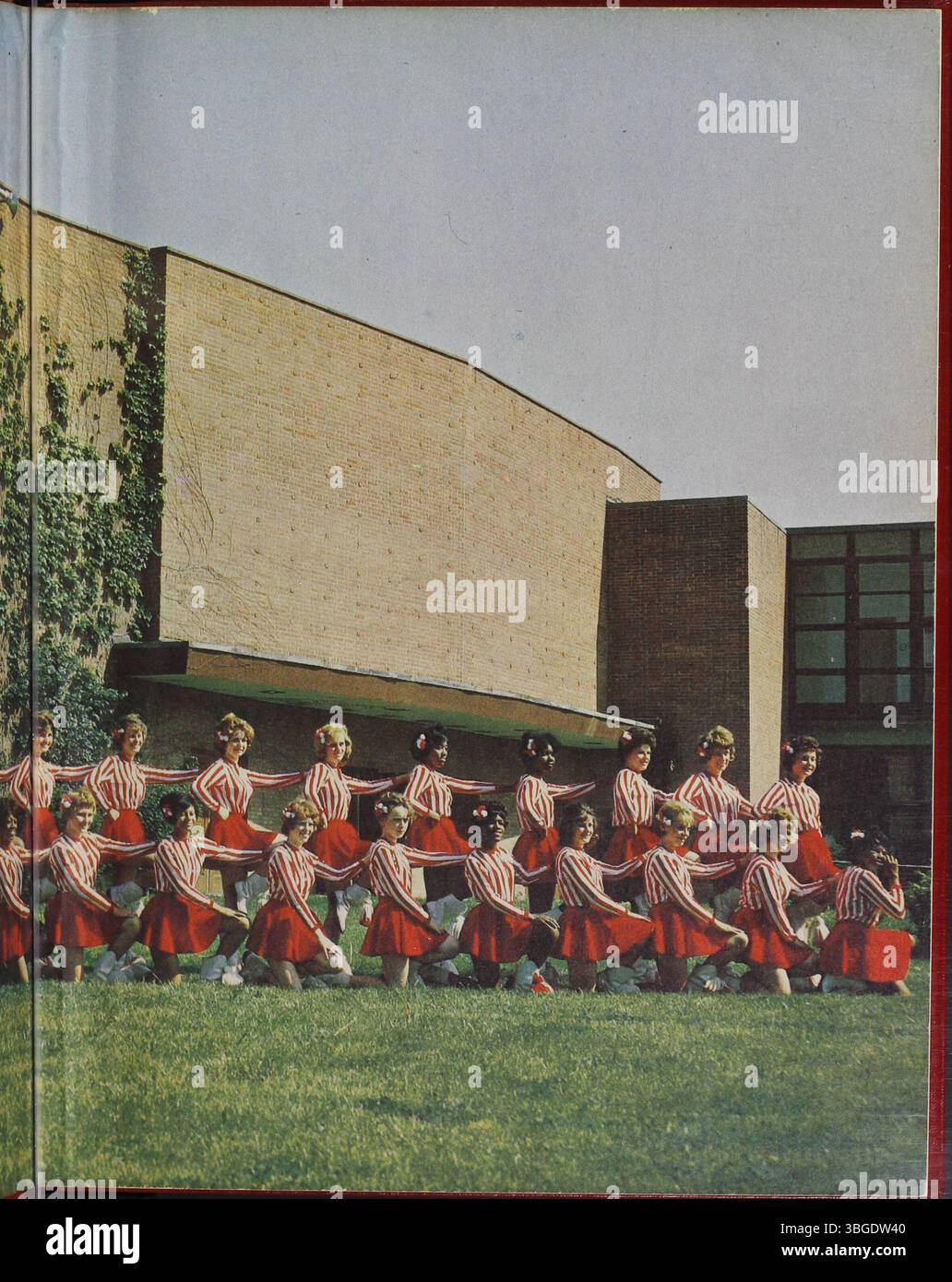 Das Jahrbuch 1964 der Marion Franklin High School mit dem Titel Photogene dokumentiert die Entwicklung und Höhepunkte der Schule aus dem ersten Jahrzehnt. Die 1953 eröffnete Schule diente den Klassen 7 bis 12 und war Teil des Marion Township School District. Das Jahrbuch zeigt das Leben der Schüler, die akademischen Leistungen und die Beiträge der Fakultät während des Schuljahres 1963-1964. Stockfoto