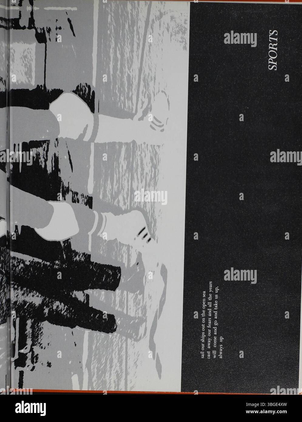 Diese Seite aus dem Jahrbuch 1974 der North High School dokumentiert die Geschichte der Schule, von ihrem ursprünglichen Bau im Jahr 1893 bis zu ihrer Ersetzung im Jahr 1924. Das Gebäude wurde 1979 aufgrund von Einschreibungsproblemen geschlossen und 2012 als Columbus International High School wieder eröffnet. Stockfoto