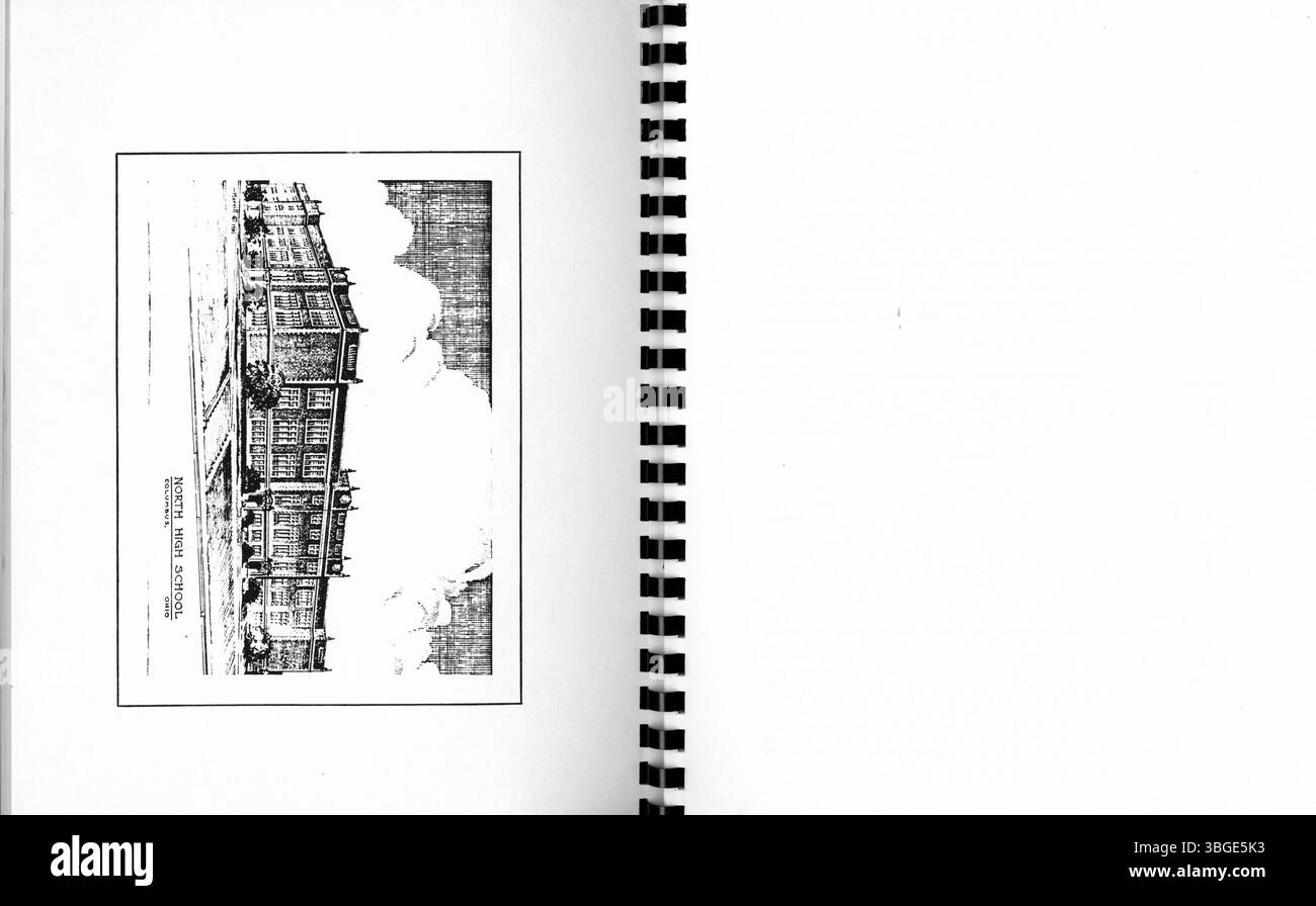 Das 1982 50. Reunion Booklet für die Klasse 1932 der North High School enthält Fotos und Briefe von Klassenkameraden. Die North High School wurde ursprünglich 1893 in der 100 West 4th Avenue gebaut. Die Schule wurde von Frank L. Packard im romanischen Stil entworfen. Das ursprüngliche Gebäude wurde 1924 durch ein neueres Gebäude an der 100 East Arcadia Avenue ersetzt, und die Schule wurde später 2012 als Columbus International High School wieder eröffnet, nachdem sie 1979 geschlossen wurde. Stockfoto