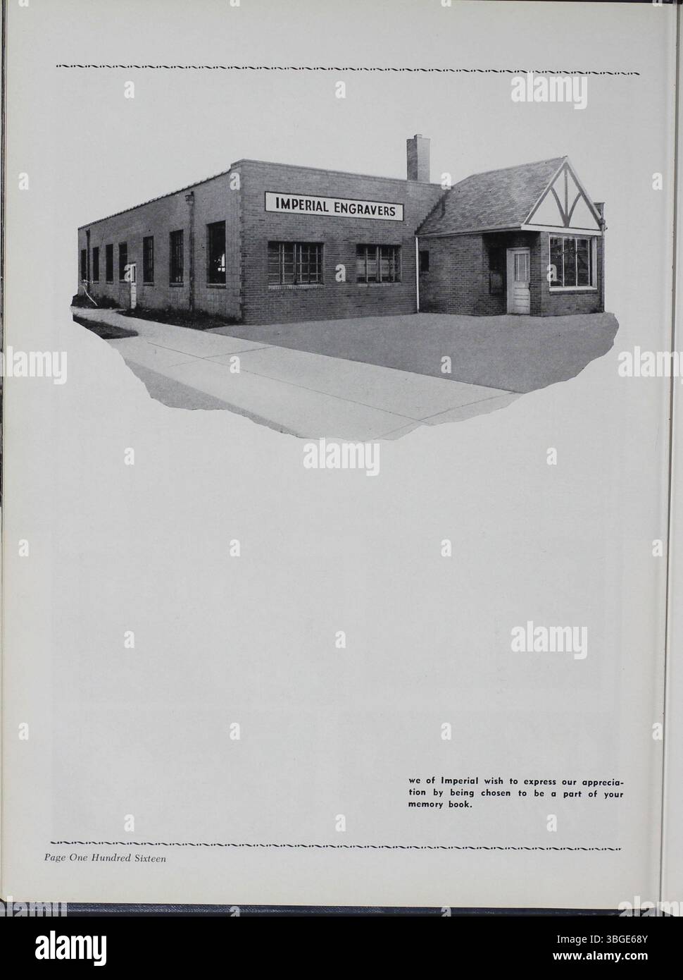 Das Memory Book von 1955 beschreibt die Gründung der North High School im Jahr 1892, den Entwurf des Architekten Frank L. Packard im romanischen Stil und die Leitung von Charles D. Everett. Die Schule zog 1924 um und wurde 2012 als Columbus International High School wieder eröffnet, nachdem sie 1979 aufgrund der rückläufigen Einschreibung geschlossen wurde. Stockfoto