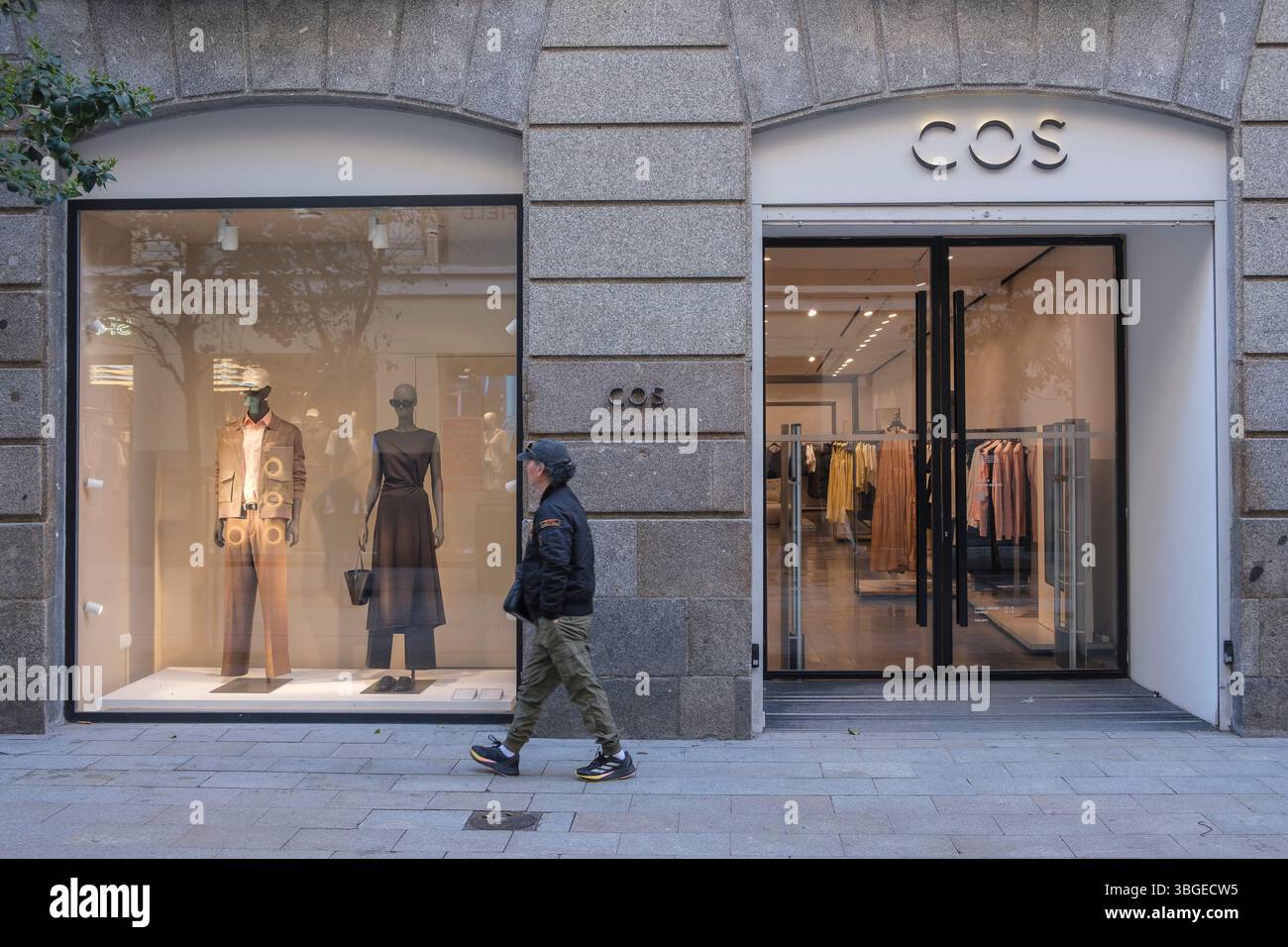 COS-Store in der Altstadt von Madrid: Die skandinavische Modemarke setzt auch in der spanischen Hauptstadt auf minimalistisches Design und hochwertige Stockfoto