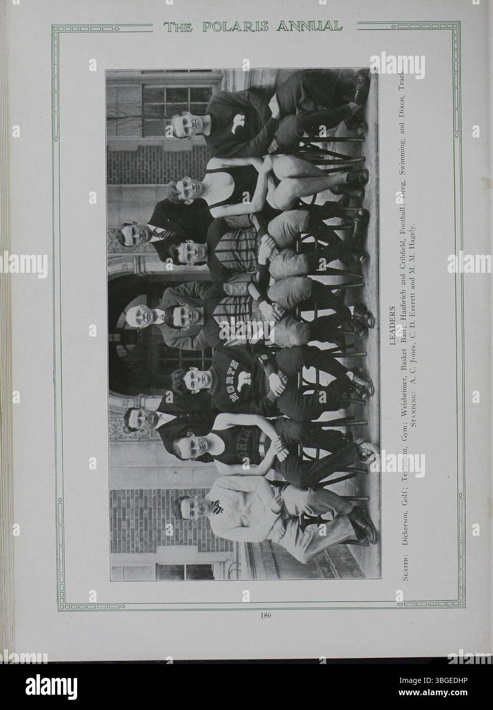 Seite 182 des Jahrbuchs der North High School 1928 beleuchtet die Geschichte der Schule. Das ursprüngliche Gebäude, das zwischen 1892 und 1893 fertiggestellt wurde, wurde von Frank L. Packard im romanischen Stil entworfen. Die Schule zog 1924 in die 100 East Arcadia Avenue um und war Teil der Columbus City Schools. Nachdem sie 1979 geschlossen wurde, wurde sie 2012 als Columbus International High School wieder eröffnet. Stockfoto