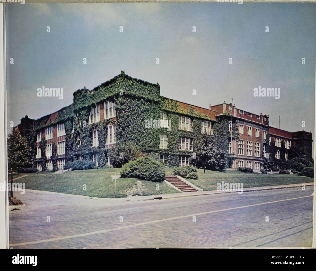 Das Gedächtnisbuch der North High School von 1957 spiegelt sein reiches Erbe wider, beginnend mit dem ursprünglichen Gebäude von Frank L. Packard aus dem Jahr 1893. Die Schule zog 1924 in ein neues Gebäude an der East Arcadia Avenue um und blieb bis 1979 geöffnet. 2012 wurde sie als Columbus International High School wieder eröffnet. Stockfoto