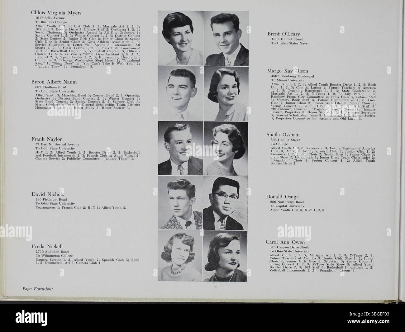 Diese Seite aus dem Jahrbuch „Memory Book“ von 1957 erzählt von der Gründung der North High School im Jahr 1893, ihrem architektonischen Entwurf von Frank L. Packard und dem späteren Umzug an einen neuen Standort im Jahr 1924. Nach ihrer Schließung 1979 wurde die Schule 2012 als Columbus International High School wiedergegründet. Stockfoto