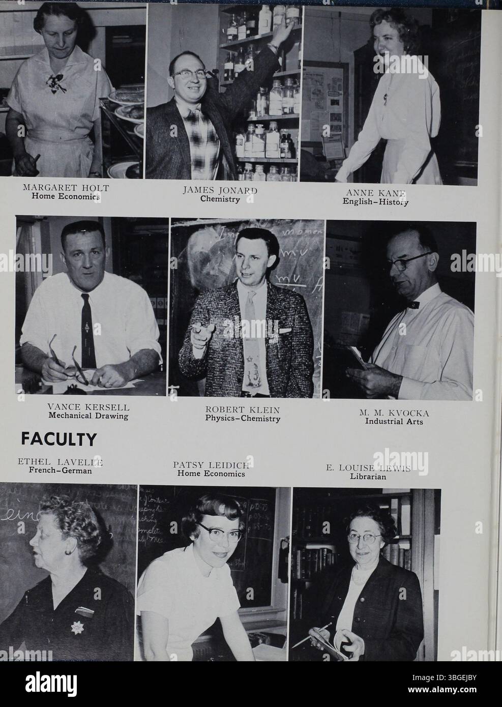 Das Memory Book Jahrbuch 1960 der North High School dokumentiert die Geschichte der Schule, einschließlich des ursprünglichen Gebäudes im romanischen Stil aus dem Jahr 1893 und des neueren Gebäudes aus dem Jahr 1924. Die Schule wurde 1979 geschlossen und 2012 als Columbus International High School wieder eröffnet. Stockfoto