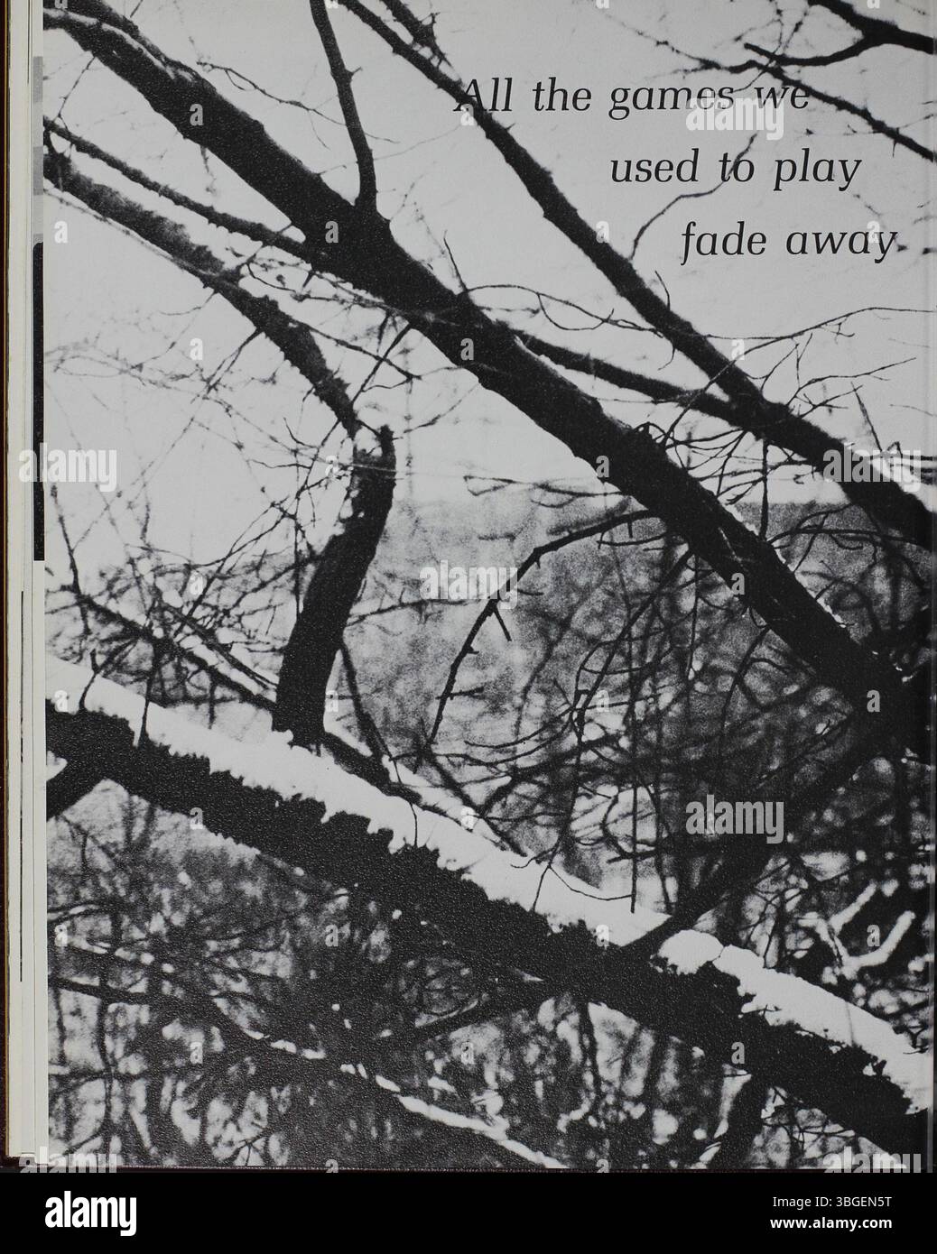 Das Jahrbuch 1973 für die North High School mit dem Titel Memory Book dokumentiert die Baugeschichte der Schule, vom Gebäude im romanischen Revival von 1892 bis zum neuen Campus an der Arcadia Avenue im Jahr 1924. Die Schule wurde 1979 geschlossen und 2012 als Columbus International High School wieder eröffnet. Stockfoto