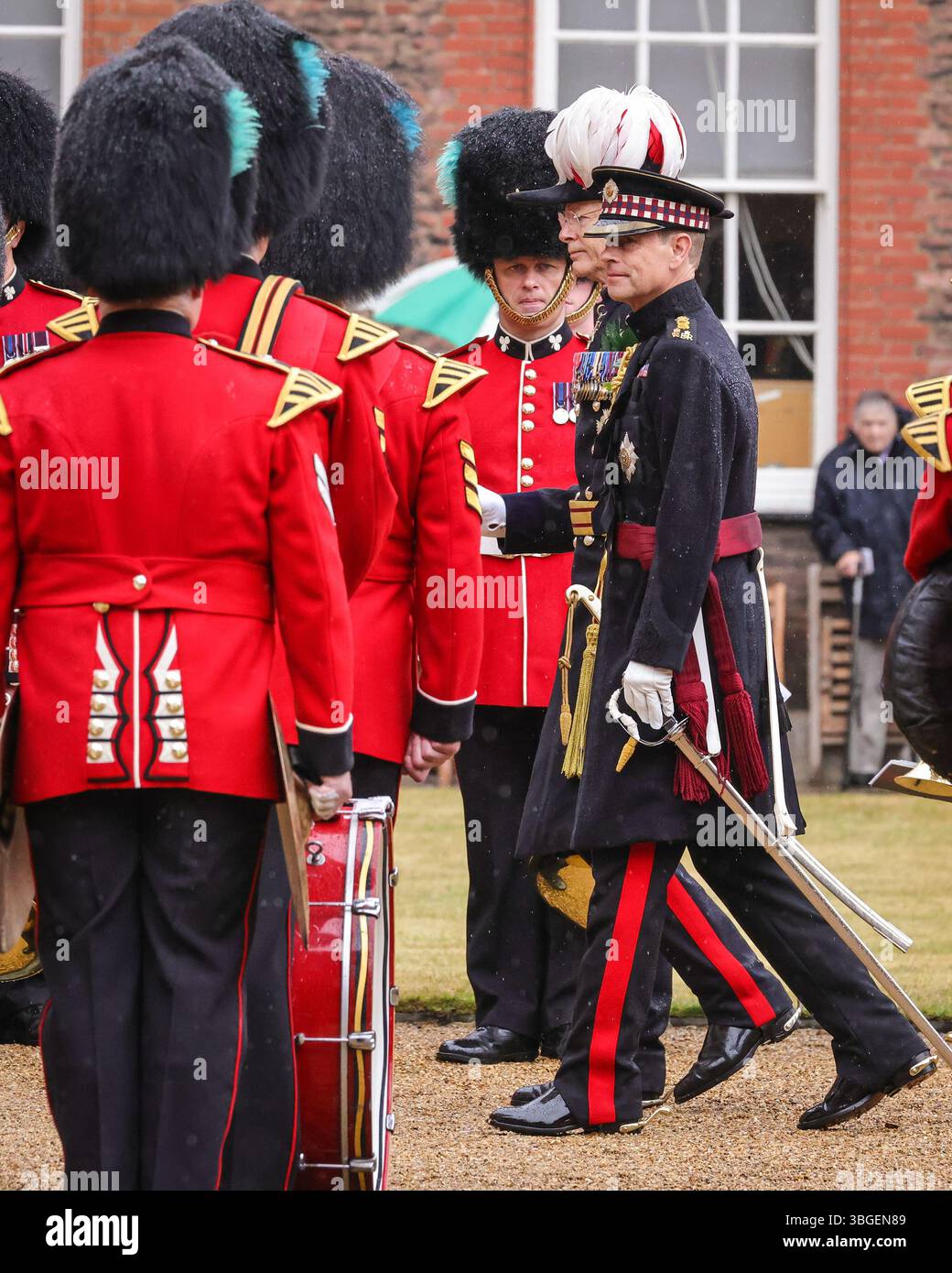 London, Großbritannien. Juni 2025. Die jährliche Gründertagsparade findet im Royal Hospital Chelsea statt, das 1682 von König Karl II. Als Heim für britische Veteranen gegründet wurde. Das von Sir Christopher Wren entworfene Gebäude beherbergt heute etwa 330 ehemalige Soldaten, die als Chelsea Pensioners bekannt sind und in ihren legendären roten Uniformen zu sehen sind. Prinz Edward, Duke of Edinburgh, ist der Rezensionsoffizier für die diesjährige Parade. Die Band of the Irish Guards, die Trompeter der Scots Guards und andere sorgen für Musik. Quelle: Imageplotter/Alamy Live News Stockfoto
