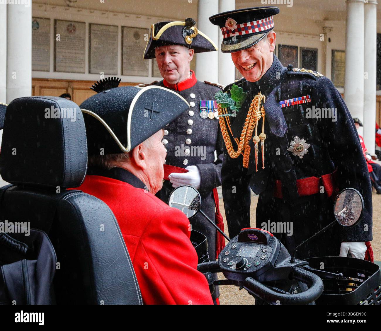 London, Großbritannien. Juni 2025. Die jährliche Gründertagsparade findet im Royal Hospital Chelsea statt, das 1682 von König Karl II. Als Heim für britische Veteranen gegründet wurde. Das von Sir Christopher Wren entworfene Gebäude beherbergt heute etwa 330 ehemalige Soldaten, die als Chelsea Pensioners bekannt sind und in ihren legendären roten Uniformen zu sehen sind. Prinz Edward, Duke of Edinburgh, ist der Rezensionsoffizier für die diesjährige Parade. Die Band of the Irish Guards, die Trompeter der Scots Guards und andere sorgen für Musik. Quelle: Imageplotter/Alamy Live News Stockfoto