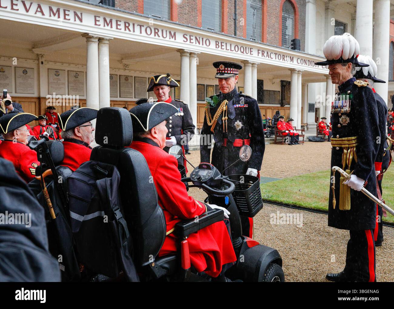 London, Großbritannien. Juni 2025. Die jährliche Gründertagsparade findet im Royal Hospital Chelsea statt, das 1682 von König Karl II. Als Heim für britische Veteranen gegründet wurde. Das von Sir Christopher Wren entworfene Gebäude beherbergt heute etwa 330 ehemalige Soldaten, die als Chelsea Pensioners bekannt sind und in ihren legendären roten Uniformen zu sehen sind. Prinz Edward, Duke of Edinburgh, ist der Rezensionsoffizier für die diesjährige Parade. Die Band of the Irish Guards, die Trompeter der Scots Guards und andere sorgen für Musik. Quelle: Imageplotter/Alamy Live News Stockfoto