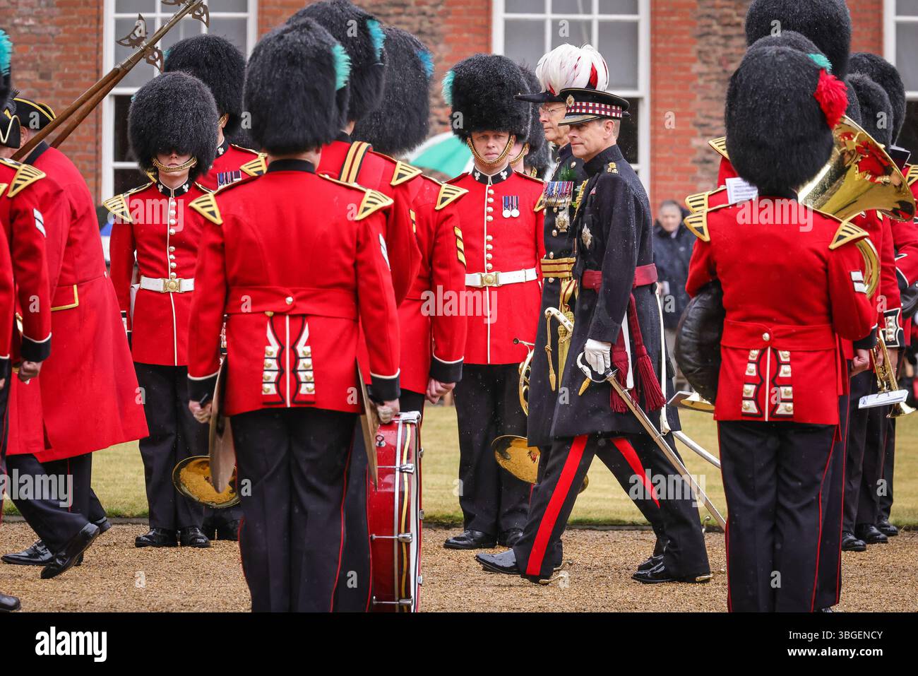 London, Großbritannien. Juni 2025. Die jährliche Gründertagsparade findet im Royal Hospital Chelsea statt, das 1682 von König Karl II. Als Heim für britische Veteranen gegründet wurde. Das von Sir Christopher Wren entworfene Gebäude beherbergt heute etwa 330 ehemalige Soldaten, die als Chelsea Pensioners bekannt sind und in ihren legendären roten Uniformen zu sehen sind. Prinz Edward, Duke of Edinburgh, ist der Rezensionsoffizier für die diesjährige Parade. Die Band of the Irish Guards, die Trompeter der Scots Guards und andere sorgen für Musik. Quelle: Imageplotter/Alamy Live News Stockfoto