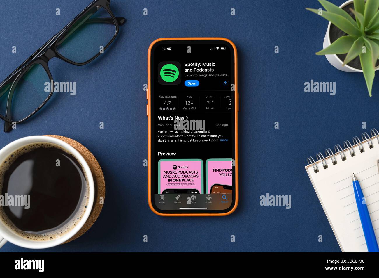 Antalya, Türkei – 5. Juni 2025: Ansicht von oben auf der Spotify App im App Store auf dem iPhone-Bildschirm Stockfoto
