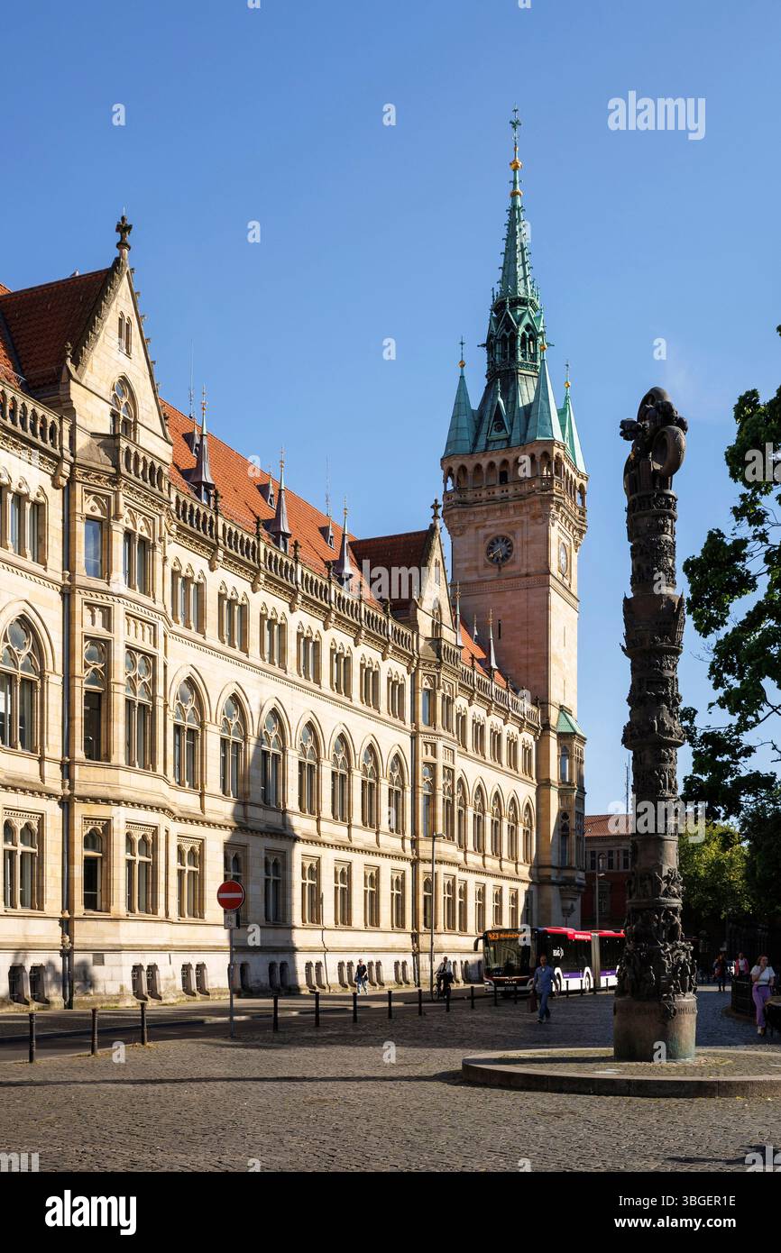 Das Rathaus am Platz der Deutschen Einheit, davor die Säule 2000 Jahre Christentum, Braunschweig (Braunschweig), Niedersachsen, Ger Stockfoto