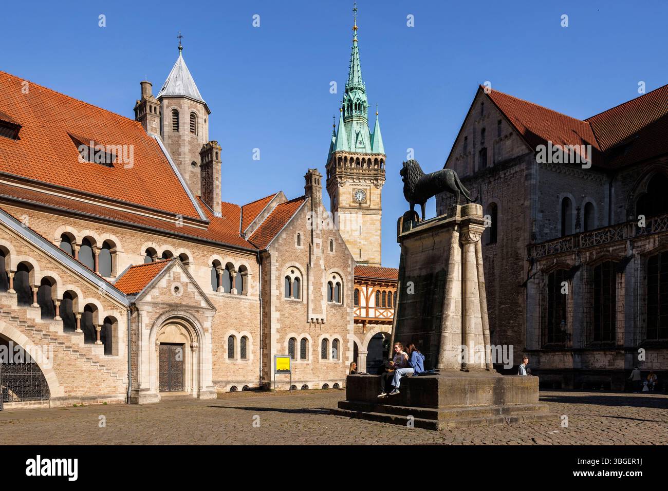 Burgplatz in der Altstadt, Bronzestatue des Braunschweiger Löwen vor Schloss Dankwarderode, der Rathausturm im Hintergrund, die Katze Stockfoto