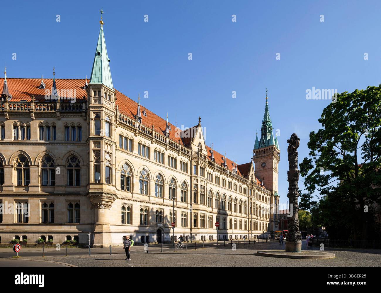 Das Rathaus am Platz der Deutschen Einheit, davor die Säule 2000 Jahre Christentum, Braunschweig (Braunschweig), Niedersachsen, Ger Stockfoto