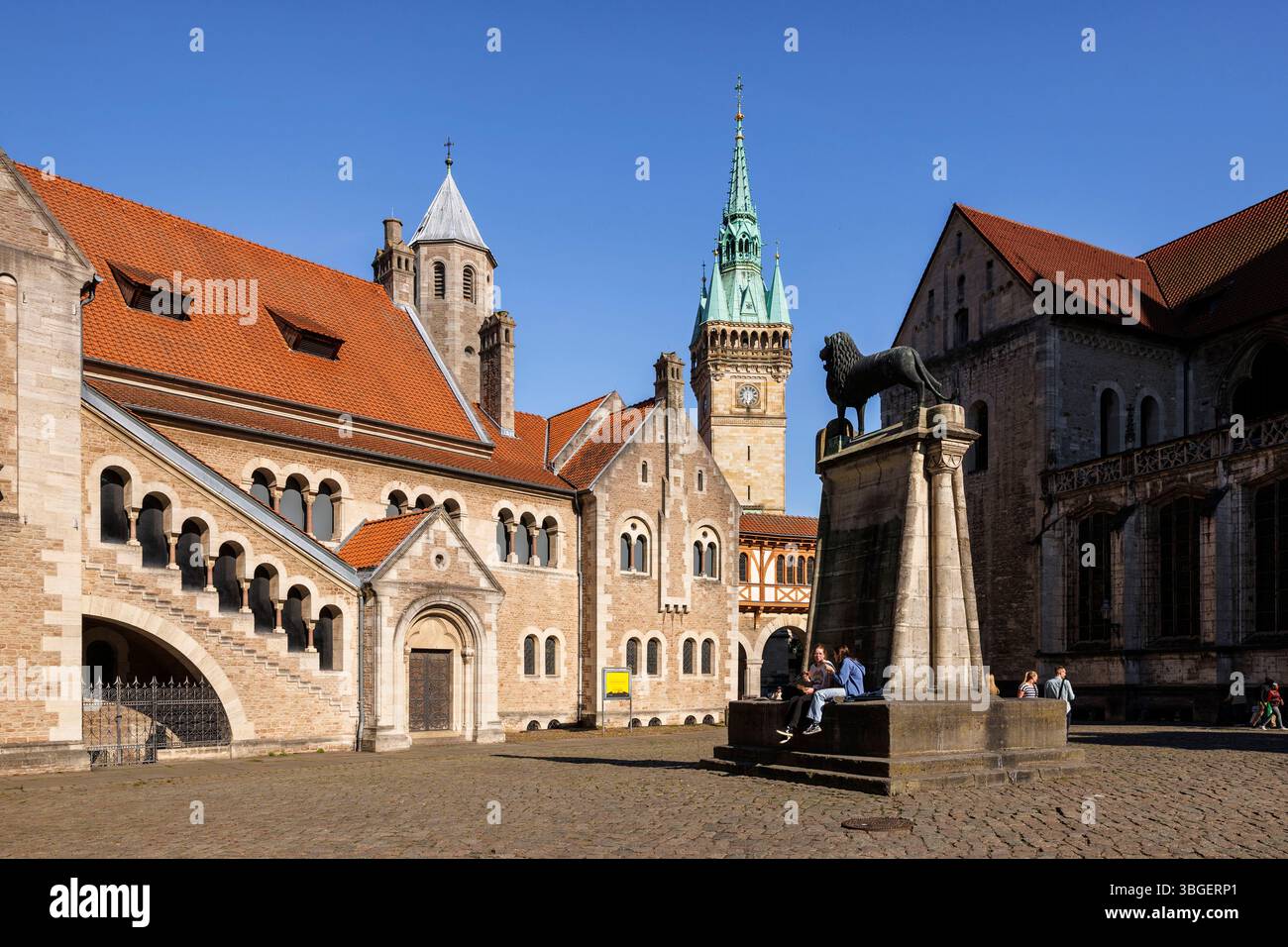 Burgplatz in der Altstadt, Bronzestatue des Braunschweiger Löwen vor Schloss Dankwarderode, der Rathausturm im Hintergrund, die Katze Stockfoto