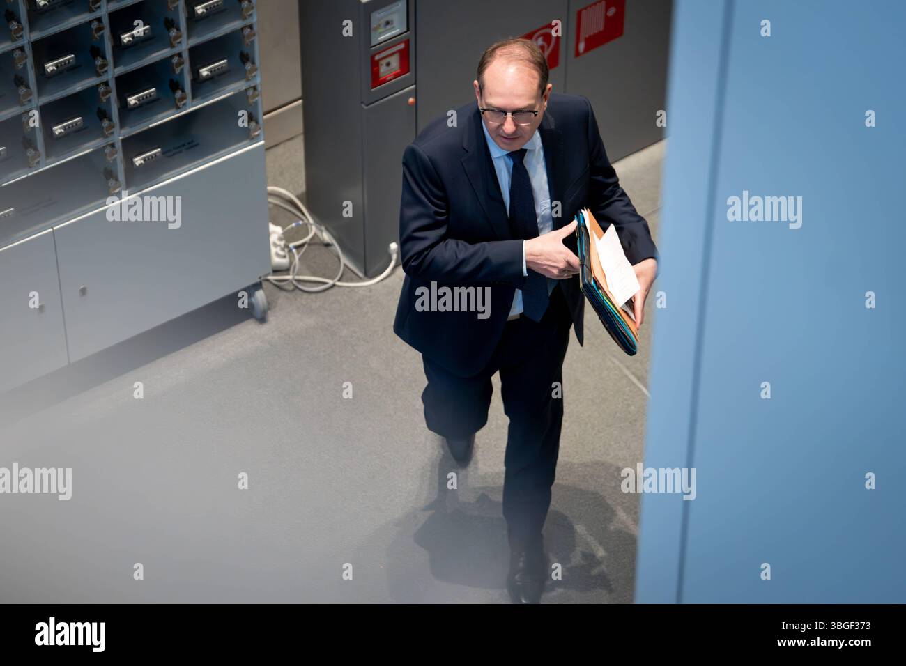 Deutscher Bundestag, 10. Plenarsitzung Alexander Dobrindt, Bundesminister des Innern bei betreten das Plenum bei der 10. Sitzung des Deutschen Bundestages in Berlin, 05.06.2025 Berlin Berlin Deutschland *** Deutscher Bundestag, 10 Plenarsitzung Alexander Dobrindt, Bundesminister des Innern, Eintritt in die Plenarsitzung des Deutschen Bundestages in Berlin, 05 06 2025 Berlin Berlin Deutschland Stockfoto