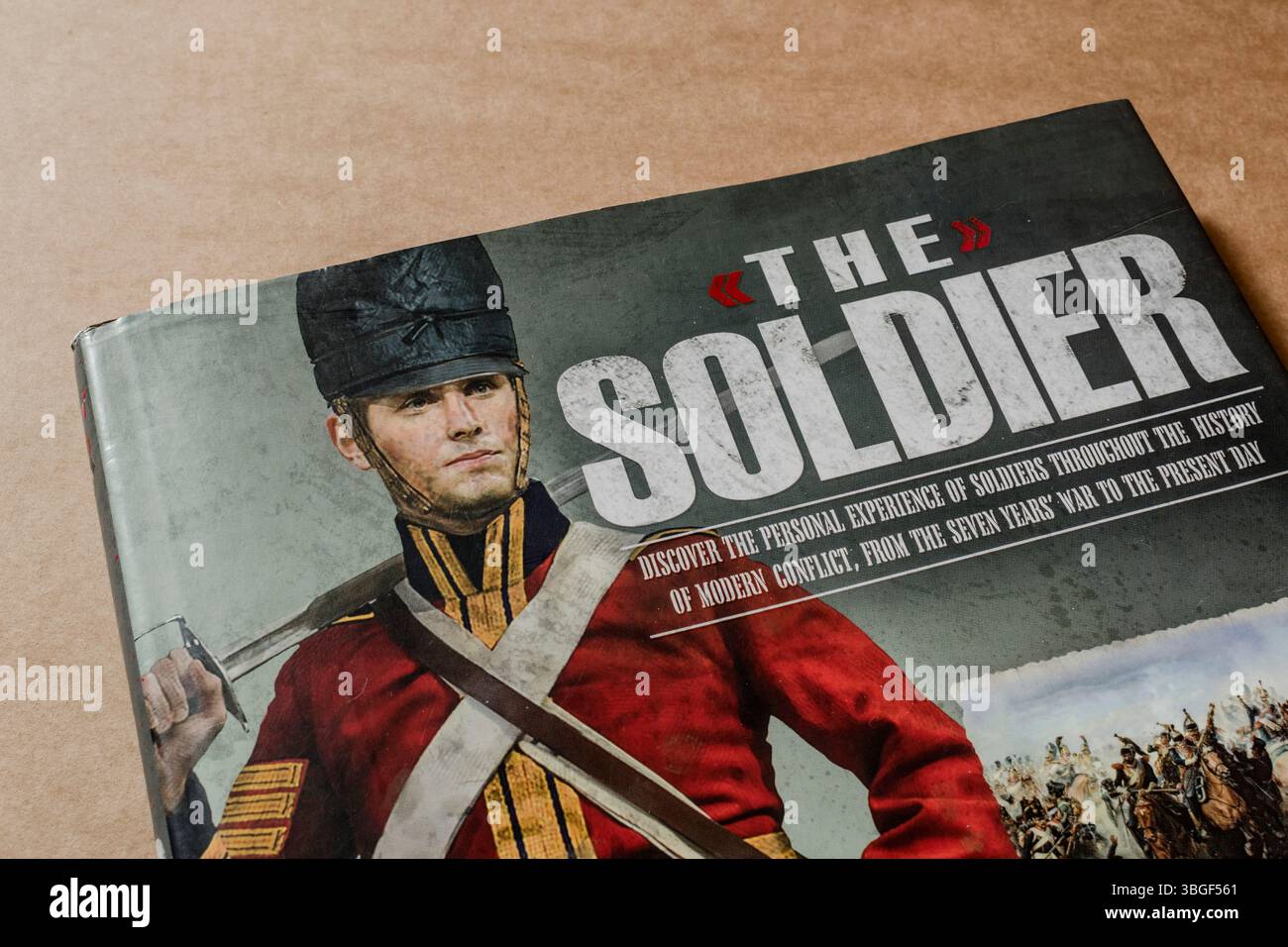 Bucheinband von "der Soldat" isoliert auf leerem Hintergrund. Der Soldat ist ein illustriertes Buch von Chris McNab. Nur redaktionelle Verwendung. Stockfoto