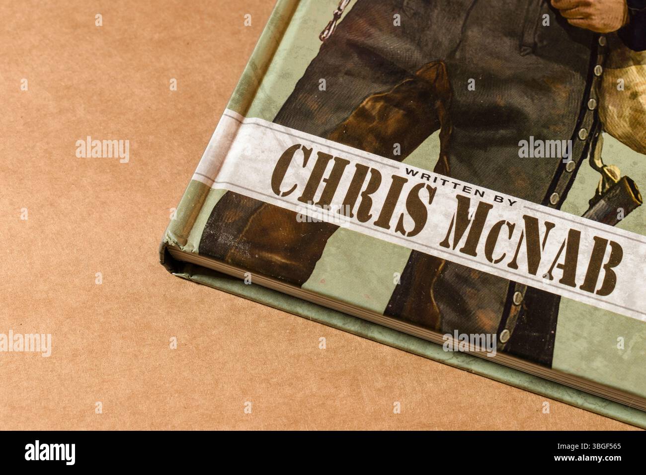 Nahaufnahme des Bucheinband-Fragments aus „The Soldier“ mit Text „Written by Chris McNab“. Nur redaktionelle Verwendung. Stockfoto