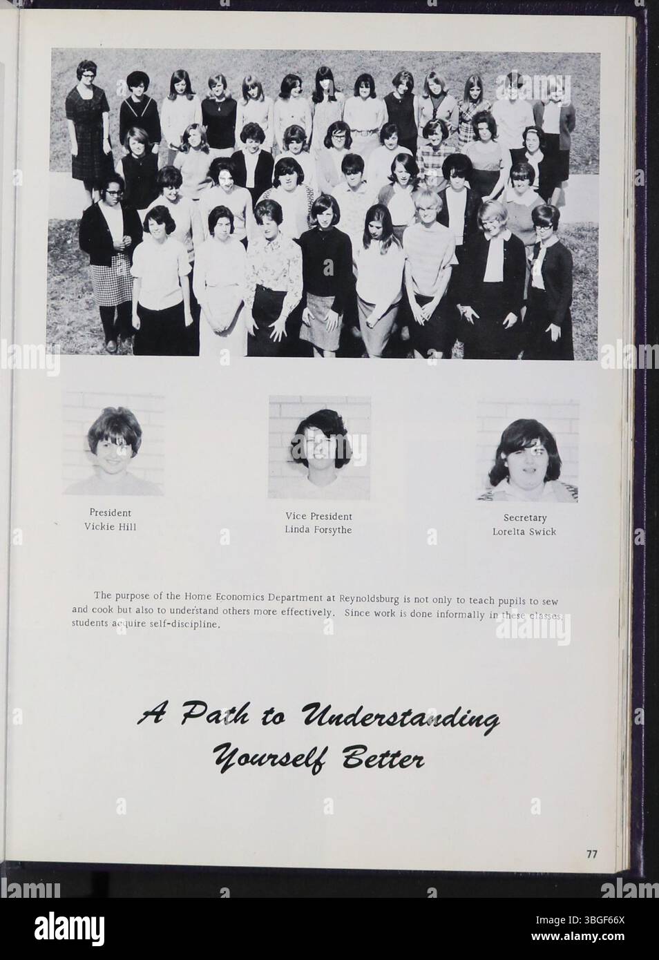 Das Jahrbuch der Reynoldsburg High School für 1966, Reynolian, enthält eine Geschichte der Entstehung der Schule. 1819 war eine Blockhütte die erste Schule in Truro Township. Ein zweistöckiges Backsteingebäude wurde 1858 fertiggestellt. Die Reynoldsburg Union Academy wurde 1868 von Darlington J. Snyder gegründet. Sie absolvierte ihre erste Klasse im Jahr 1871. Die Schule wurde 1925 umgebaut, um einen dritten Stock hinzuzufügen. Das erste Jahrbuch wurde 1943 veröffentlicht und das Gebäude ist heute Hannah J. Ashton Middle School. Stockfoto