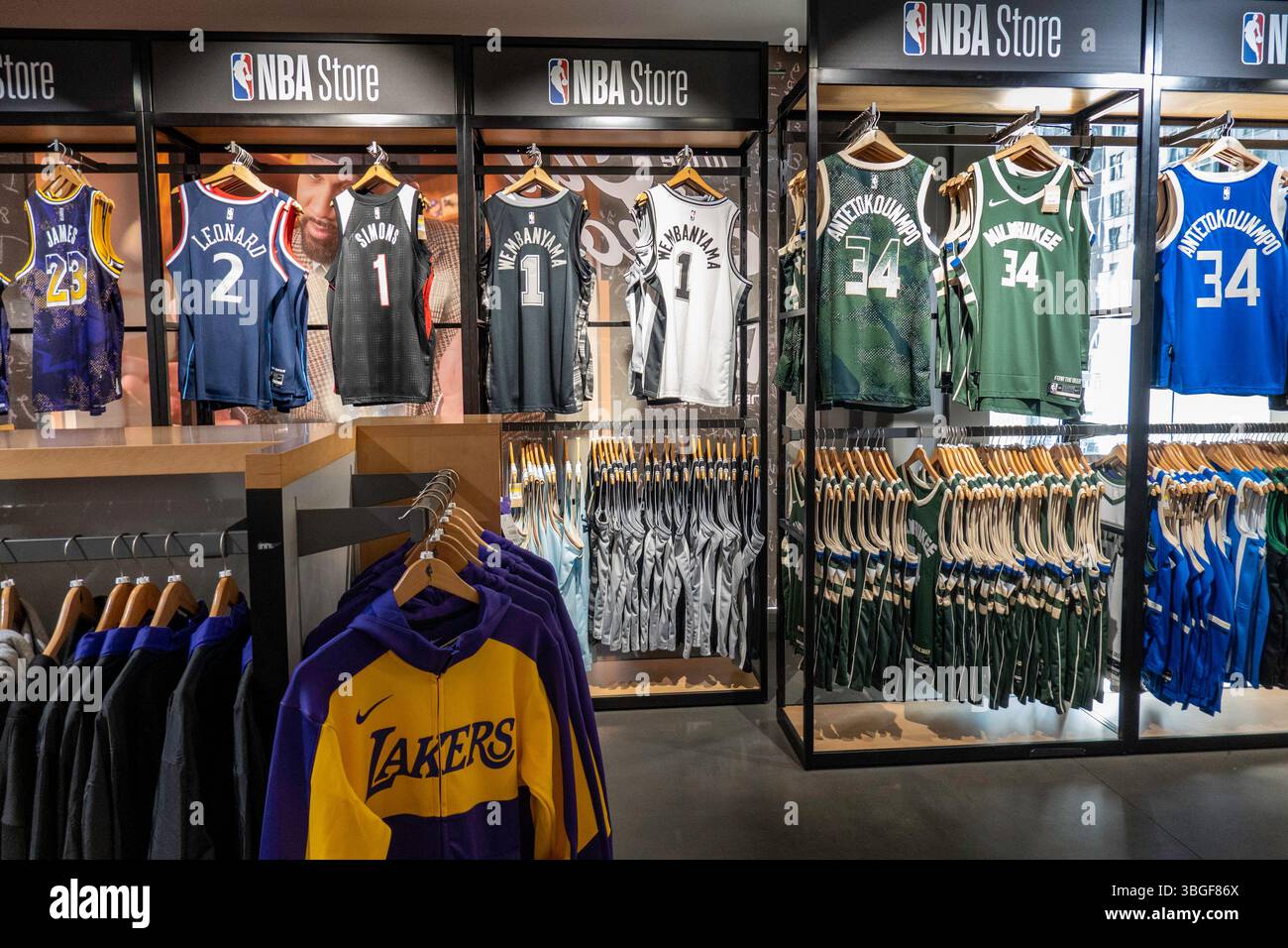 Markenartikel sind im NBA Store auf der Fifth Avenue in New York City, USA 2025 beliebt Stockfoto