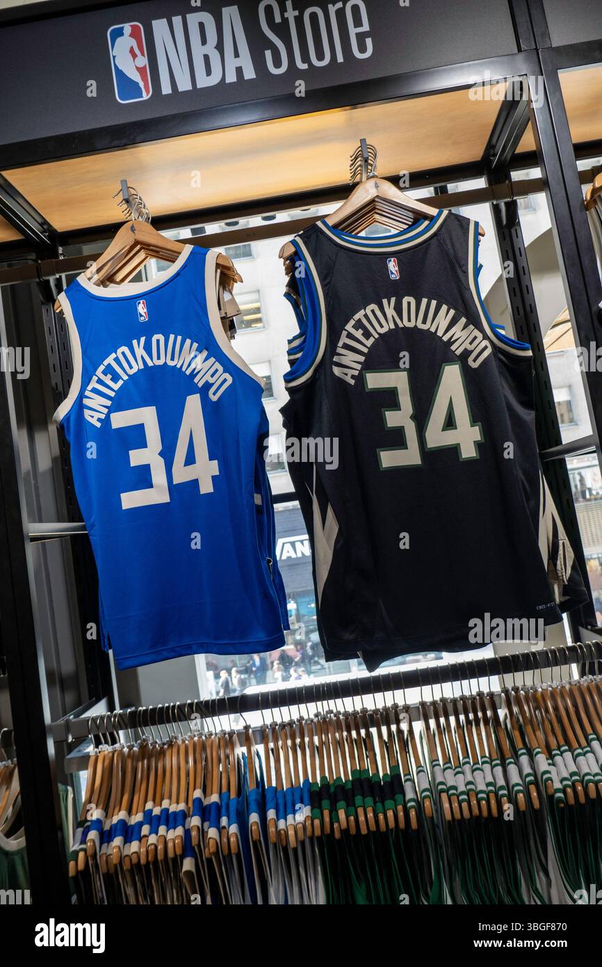Markenartikel sind im NBA Store auf der Fifth Avenue in New York City, USA 2025 beliebt Stockfoto