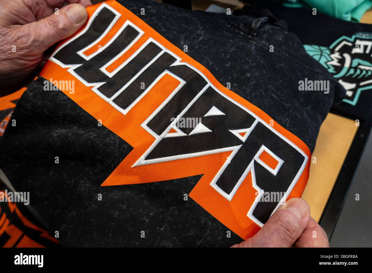 Markenartikel sind im NBA Store auf der Fifth Avenue in New York City, USA 2025 beliebt Stockfoto