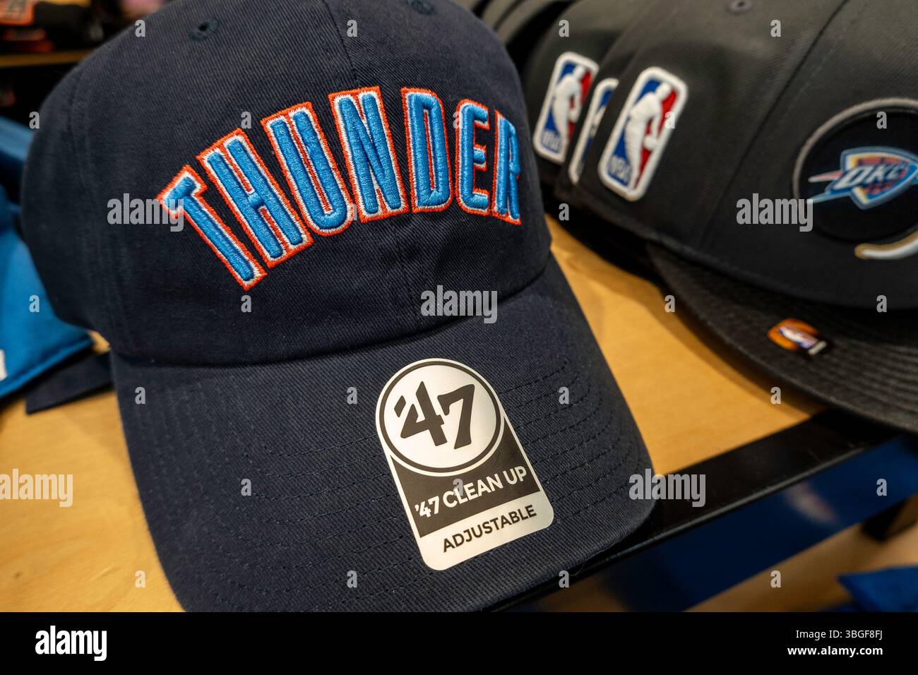 Markenartikel sind im NBA Store auf der Fifth Avenue in New York City, USA 2025 beliebt Stockfoto