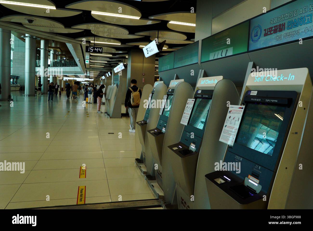 Check-in-Automaten am Inlandsflughafen Gimpo, Seoul, Südkorea Stockfoto